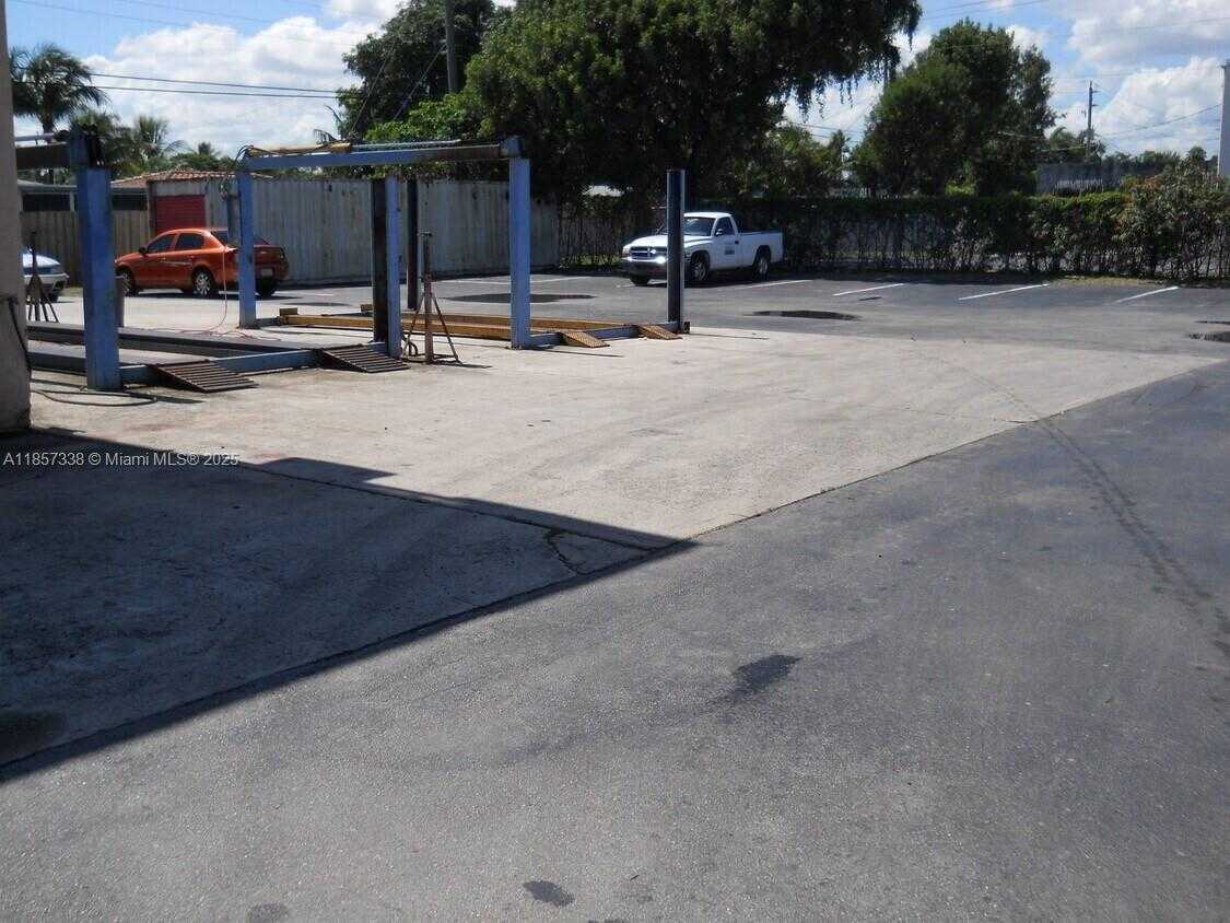 Small Image of 250 NORTH EAST 44TH ST, Oakland Park Number 5
