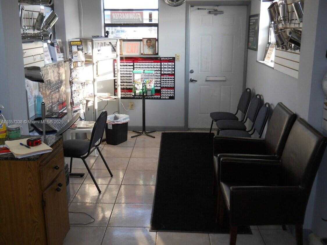 Small Image of 250 NORTH EAST 44TH ST, Oakland Park Number 6