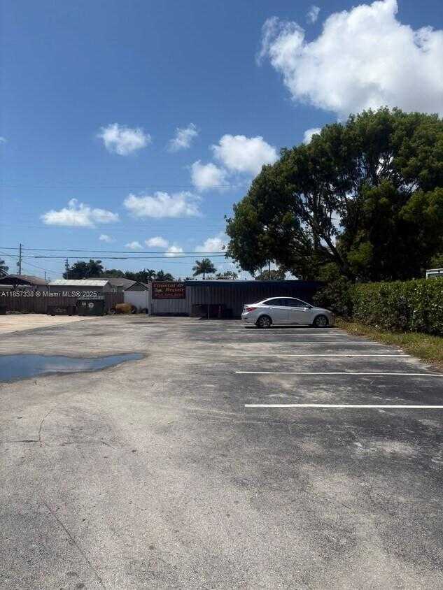Small Image of 250 NORTH EAST 44TH ST, Oakland Park Number 7