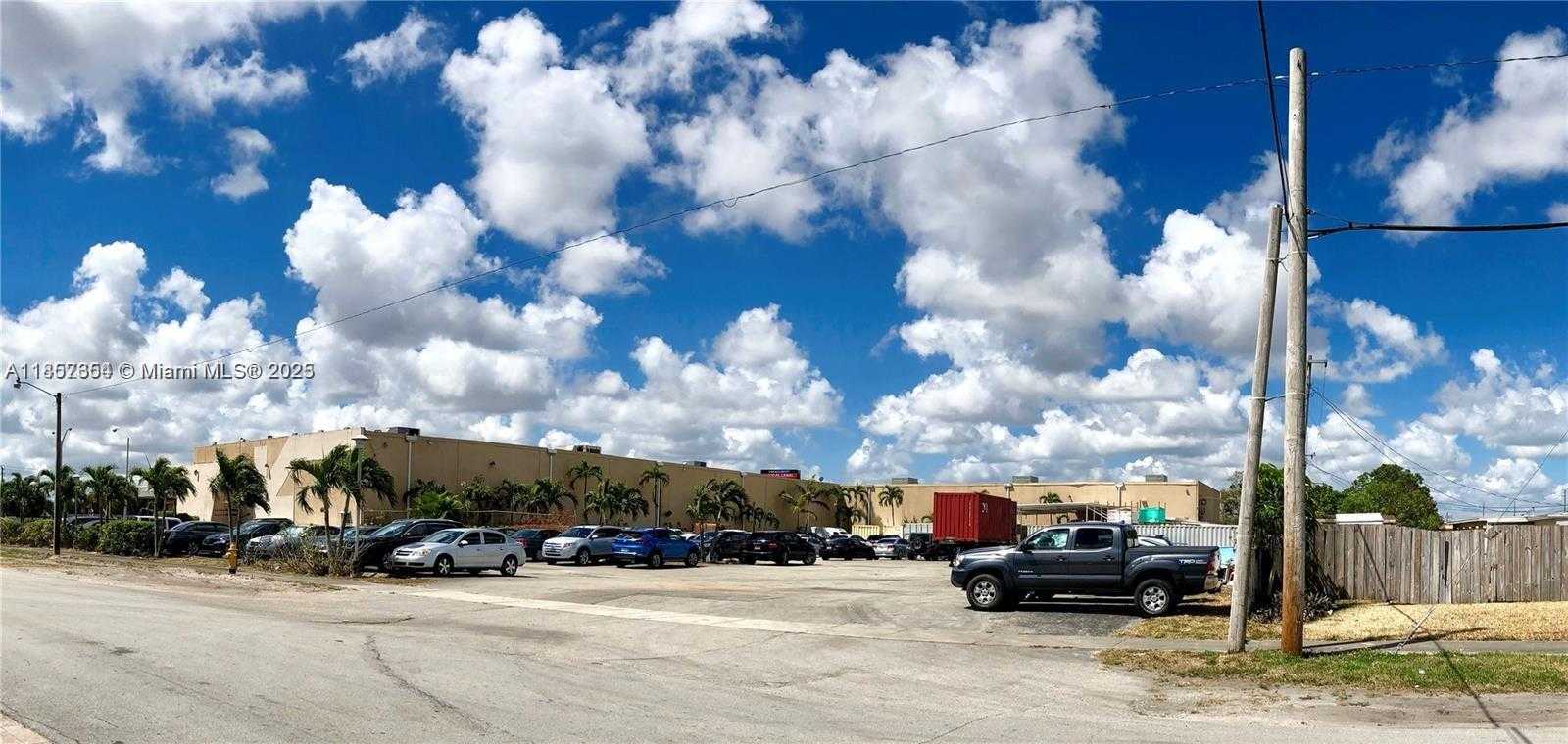 Small Image of 4401 NORTH WEST 167 ST, Miami Gardens Number 9