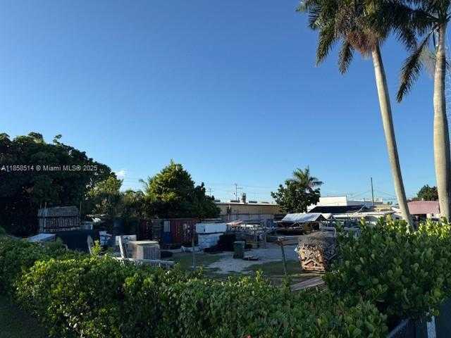 Small Image of 318 NE 1st Rd, Homestead, FL 33030, USA Number 3