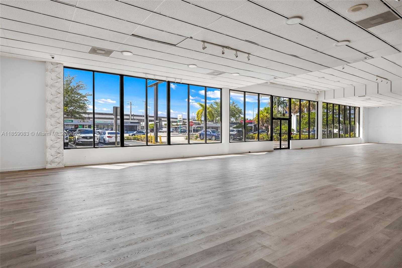 Small Image of 9855 SOUTH DIXIE HWY, Pinecrest Number 31