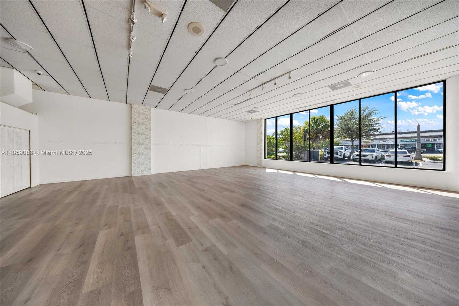 Small Image of 9855 SOUTH DIXIE HWY, Pinecrest Number 40