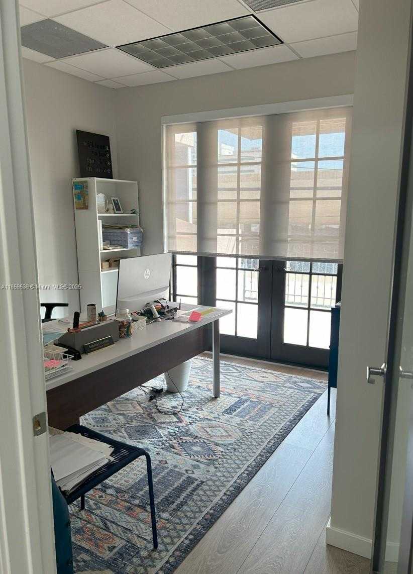 Small Image of 320 MIRACLE MILE #203, Coral Gables Number 3