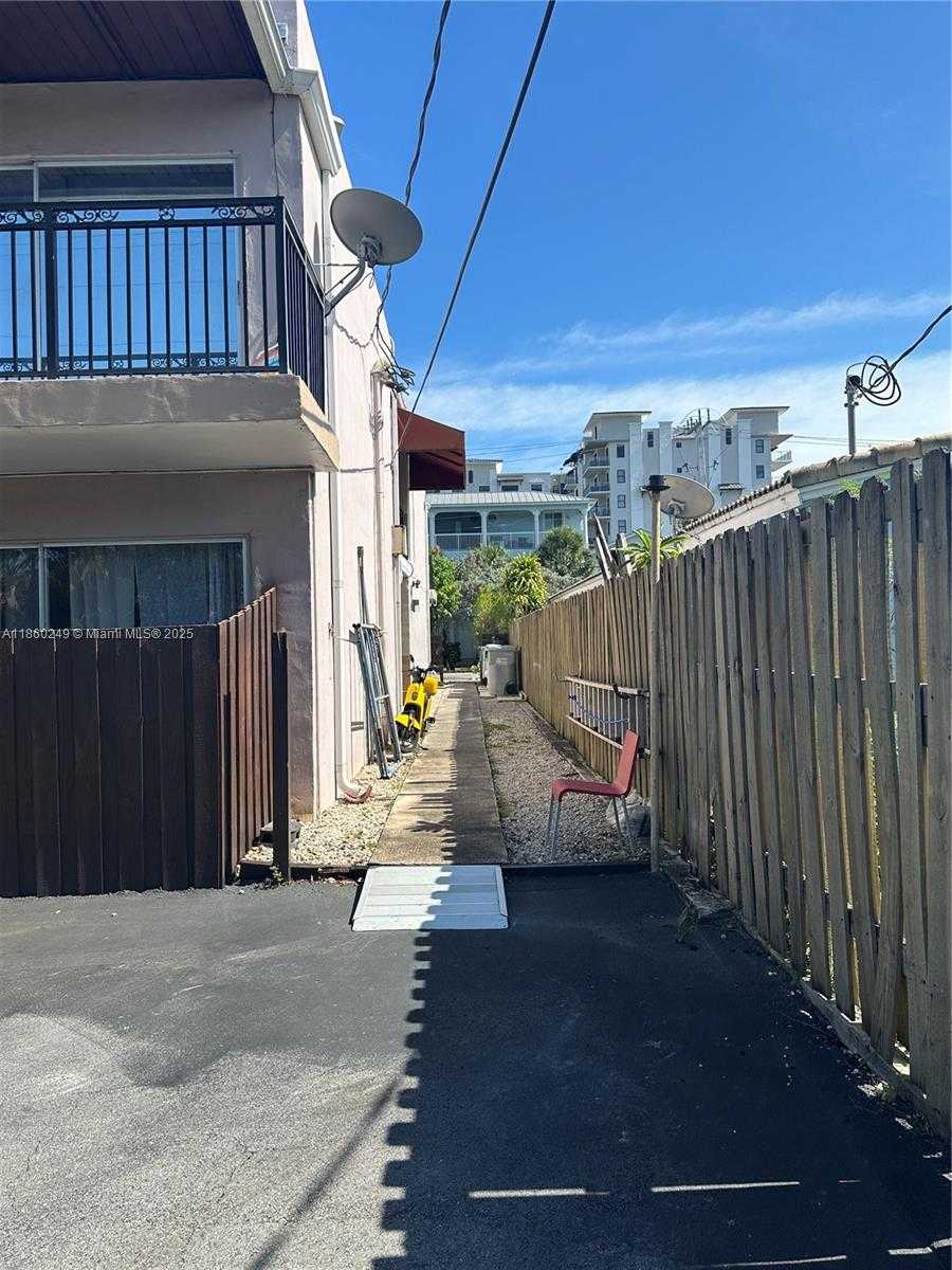 Small Image of 2313 NORTH EAST 2ND ST, Pompano Beach Number 7