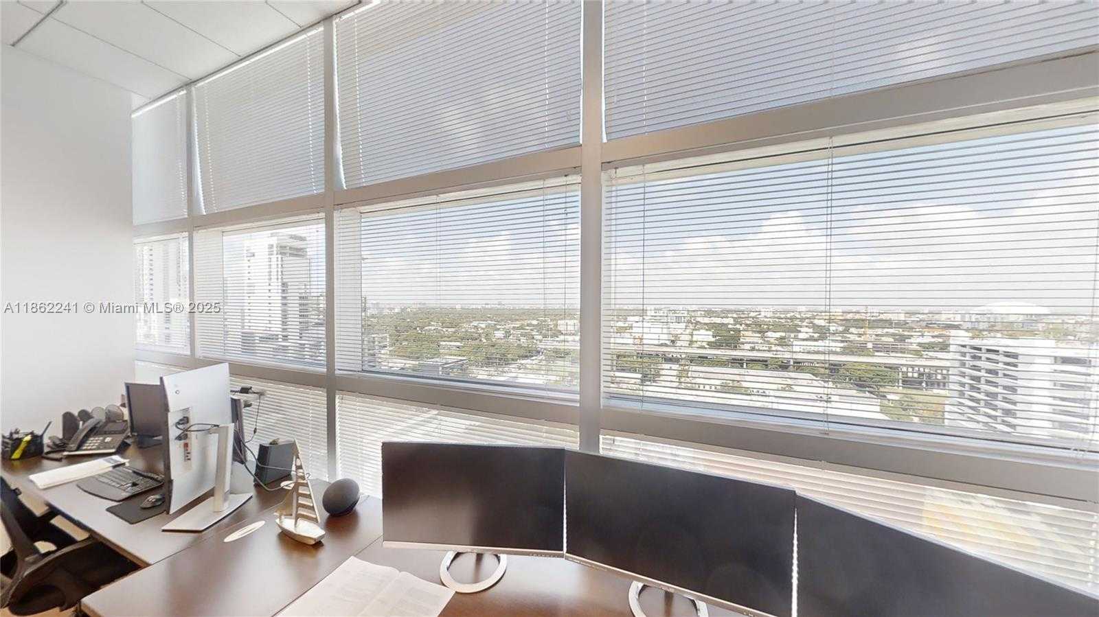 Small Image of 175 SE 7th St, Miami, FL 33131, USA Number 3