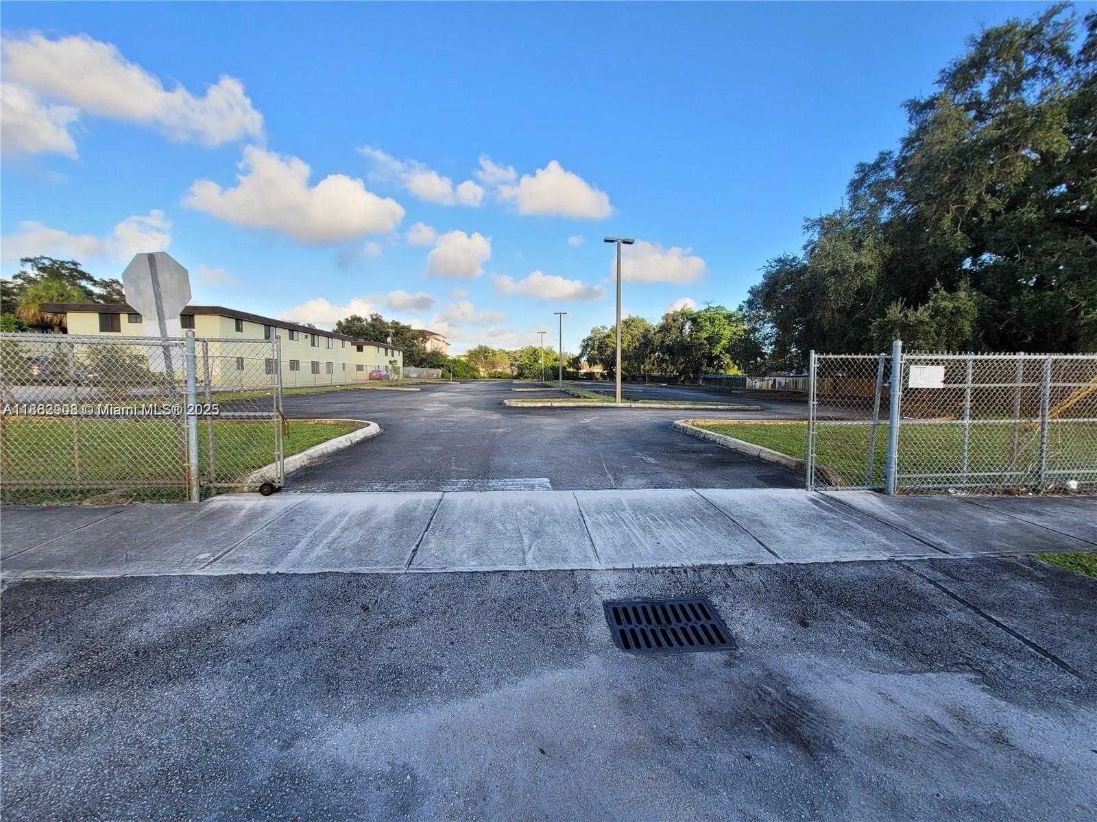Small Image of 18291 NORTH WEST 23RD AVE, Miami Gardens Number 12