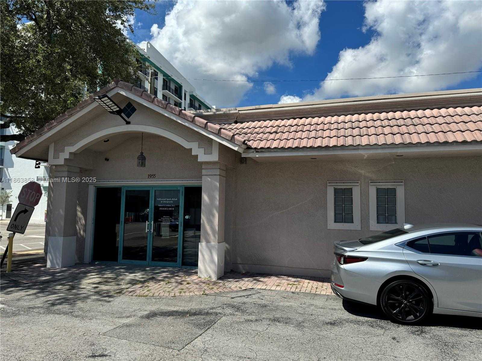 Small Image of 1955 TYLER ST, Hollywood Number 3