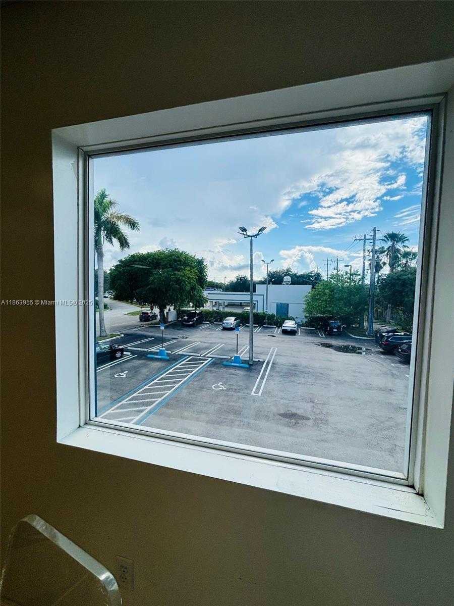 Small Image of 6545 NORTH WEST 169TH ST, Hialeah Number 22