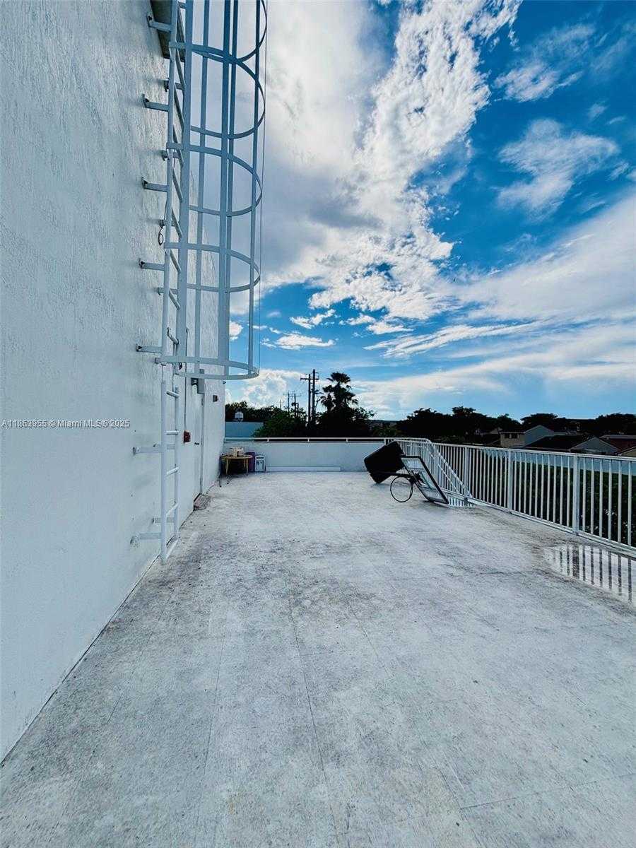 Small Image of 6545 NORTH WEST 169TH ST, Hialeah Number 34