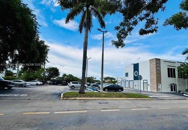 Small Image of 6545 NORTH WEST 169TH ST, Hialeah Number 4