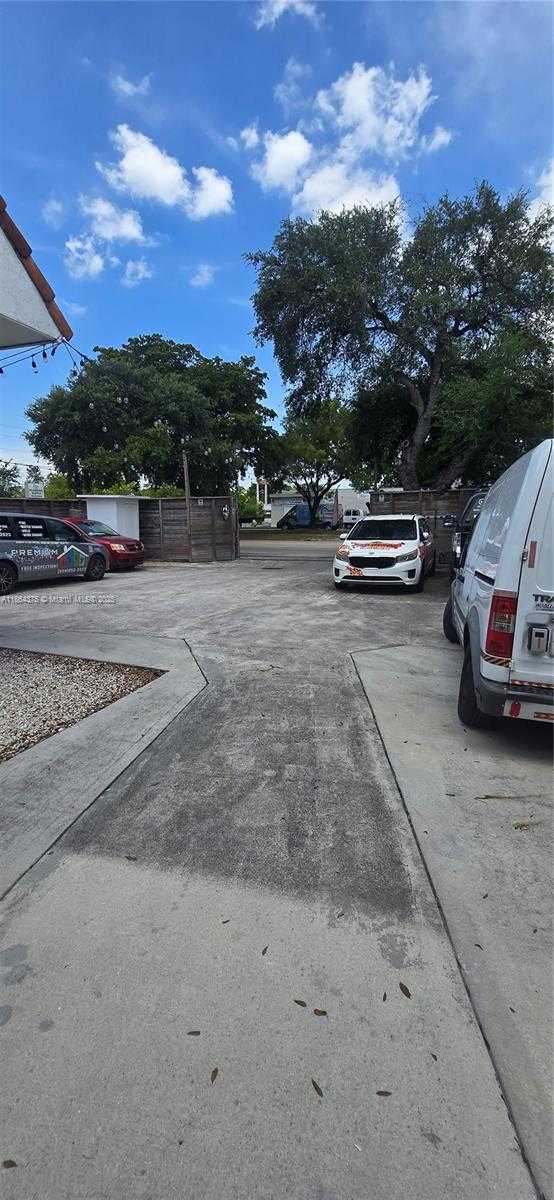 Small Image of 6260 JOHNSON ST, Hollywood Number 2