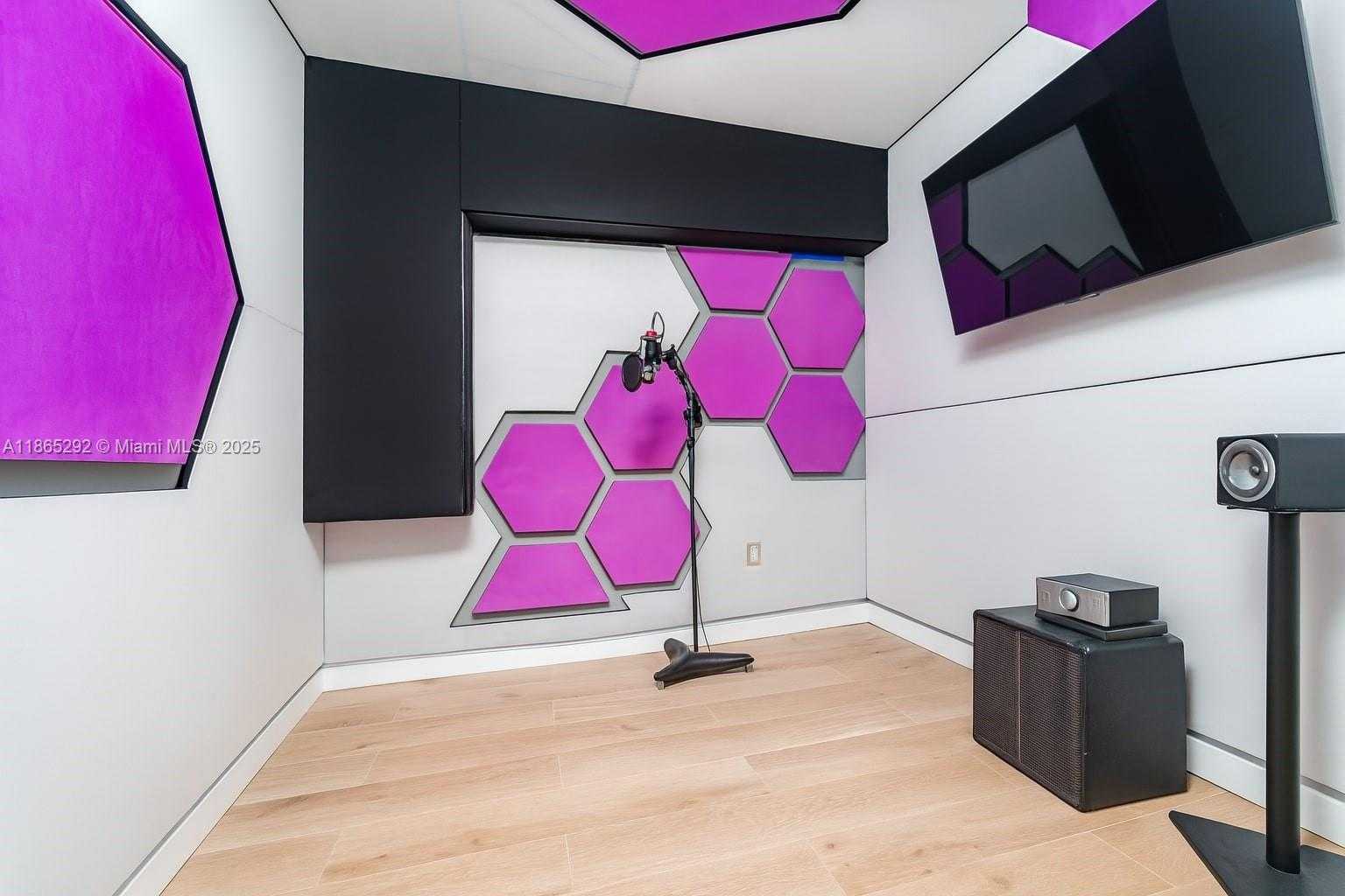 Small Image of 7025 NORTH WEST 7TH AVE, Miami Number 5