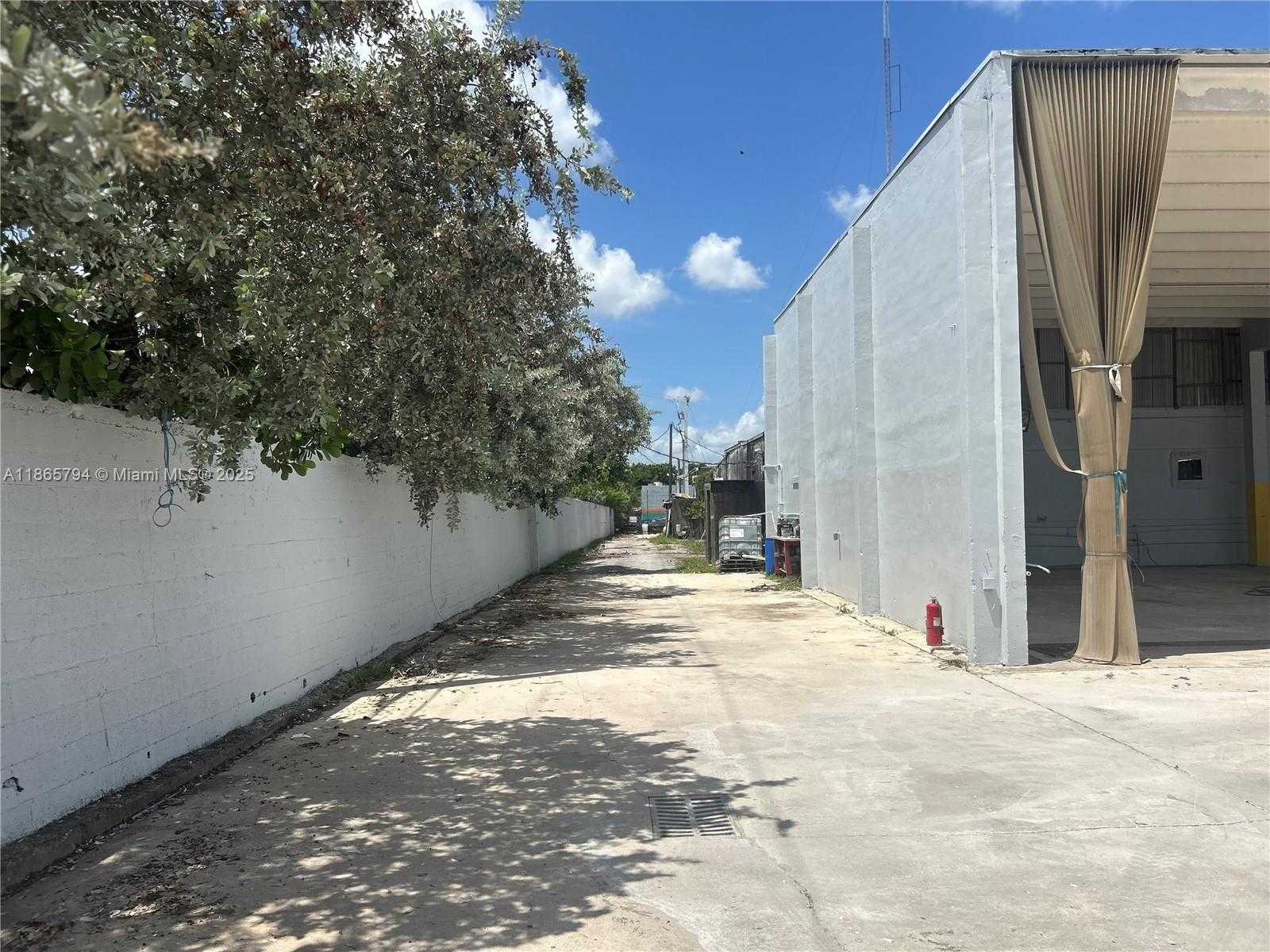 Small Image of 5659 PLUNKETT ST, Hollywood Number 6