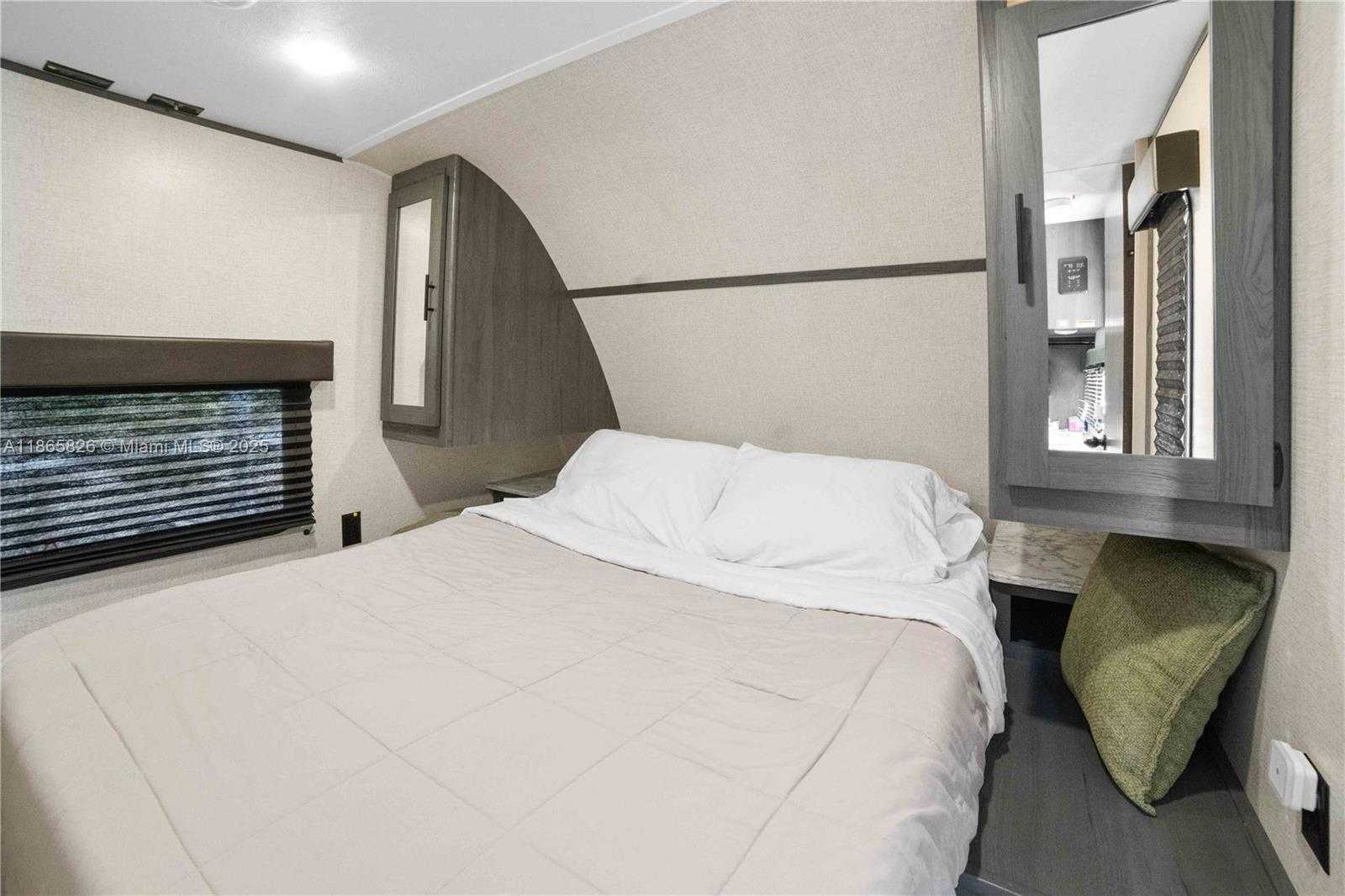 Small Image of 1557 LONG BEACH DR, Big Pine Number 51