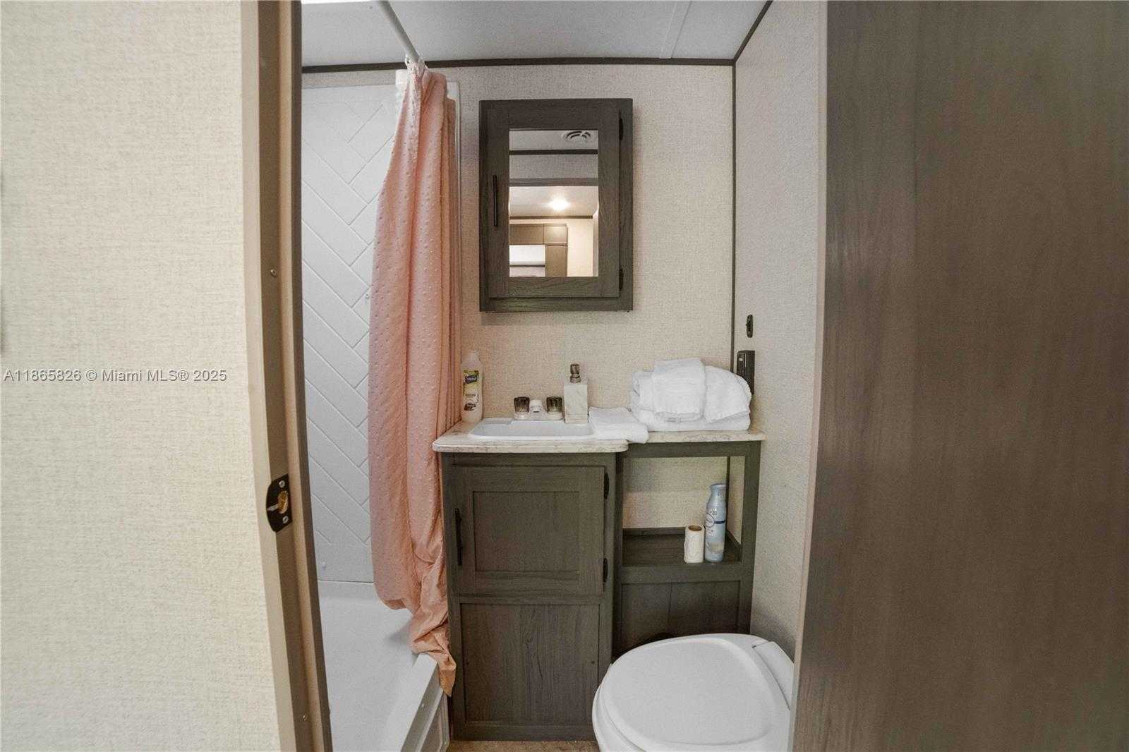 Small Image of 1557 LONG BEACH DR, Big Pine Number 52