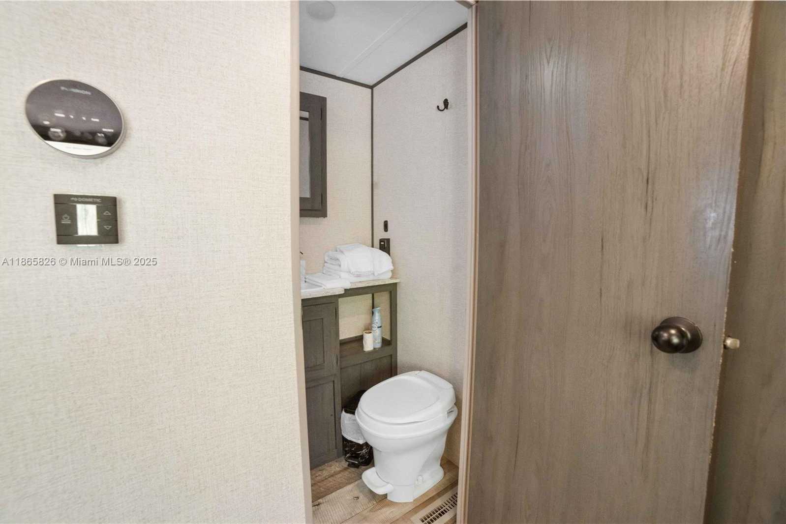 Small Image of 1557 LONG BEACH DR, Big Pine Number 53