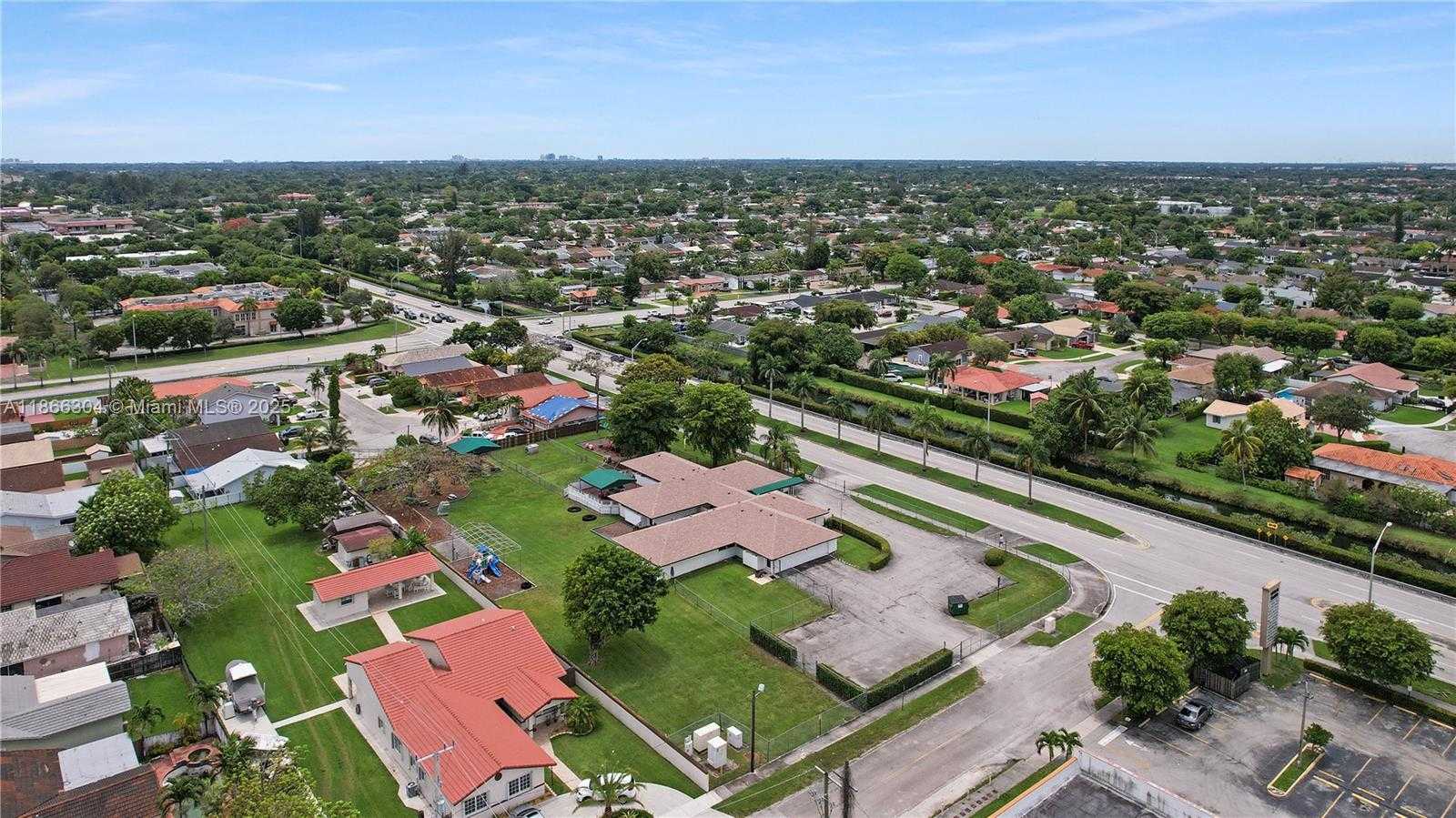 Small Image of 132 SOUTH WEST BIRD RD, Miami Number 11