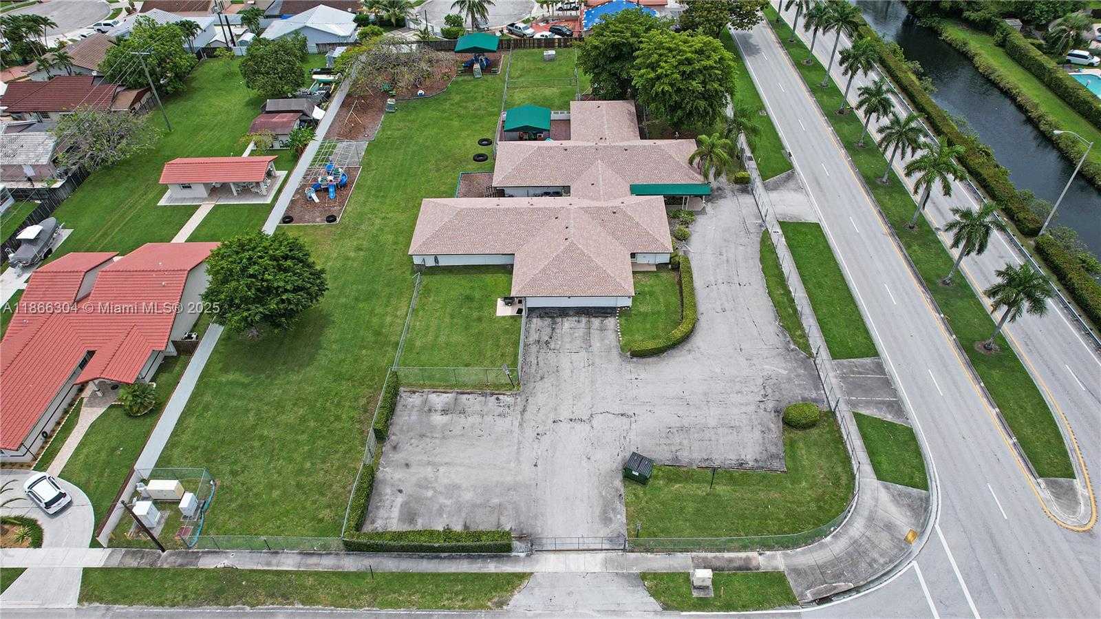 Small Image of 132 SOUTH WEST BIRD RD, Miami Number 7