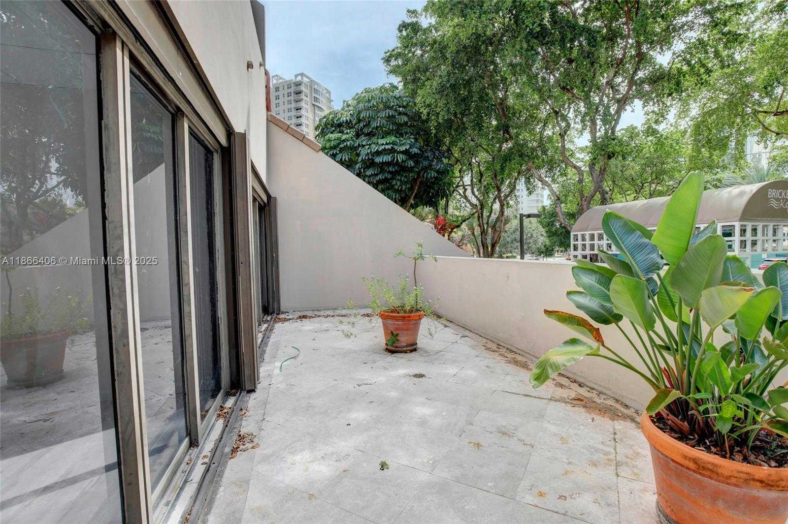 Small Image of 520 BRICKELL KEY DR, Miami Number 10