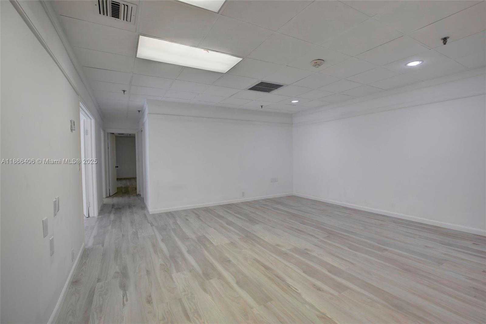 Small Image of 520 BRICKELL KEY DR, Miami Number 11