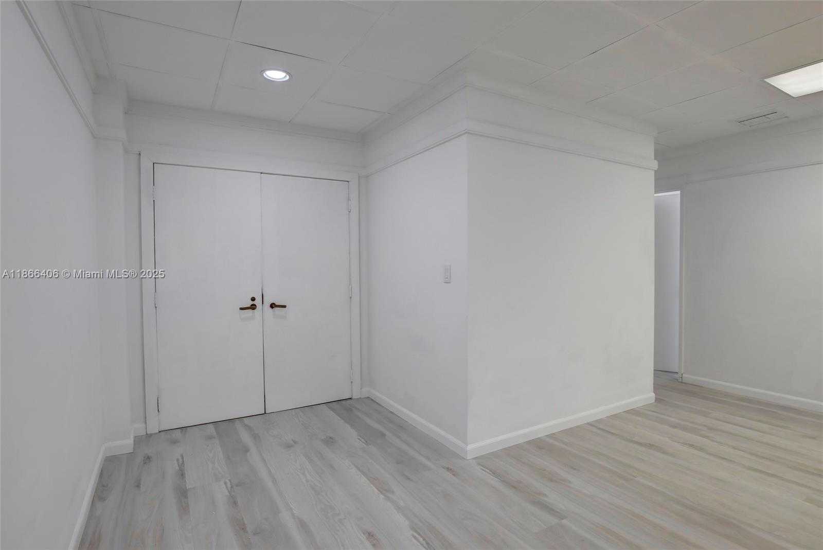 Small Image of 520 BRICKELL KEY DR, Miami Number 12