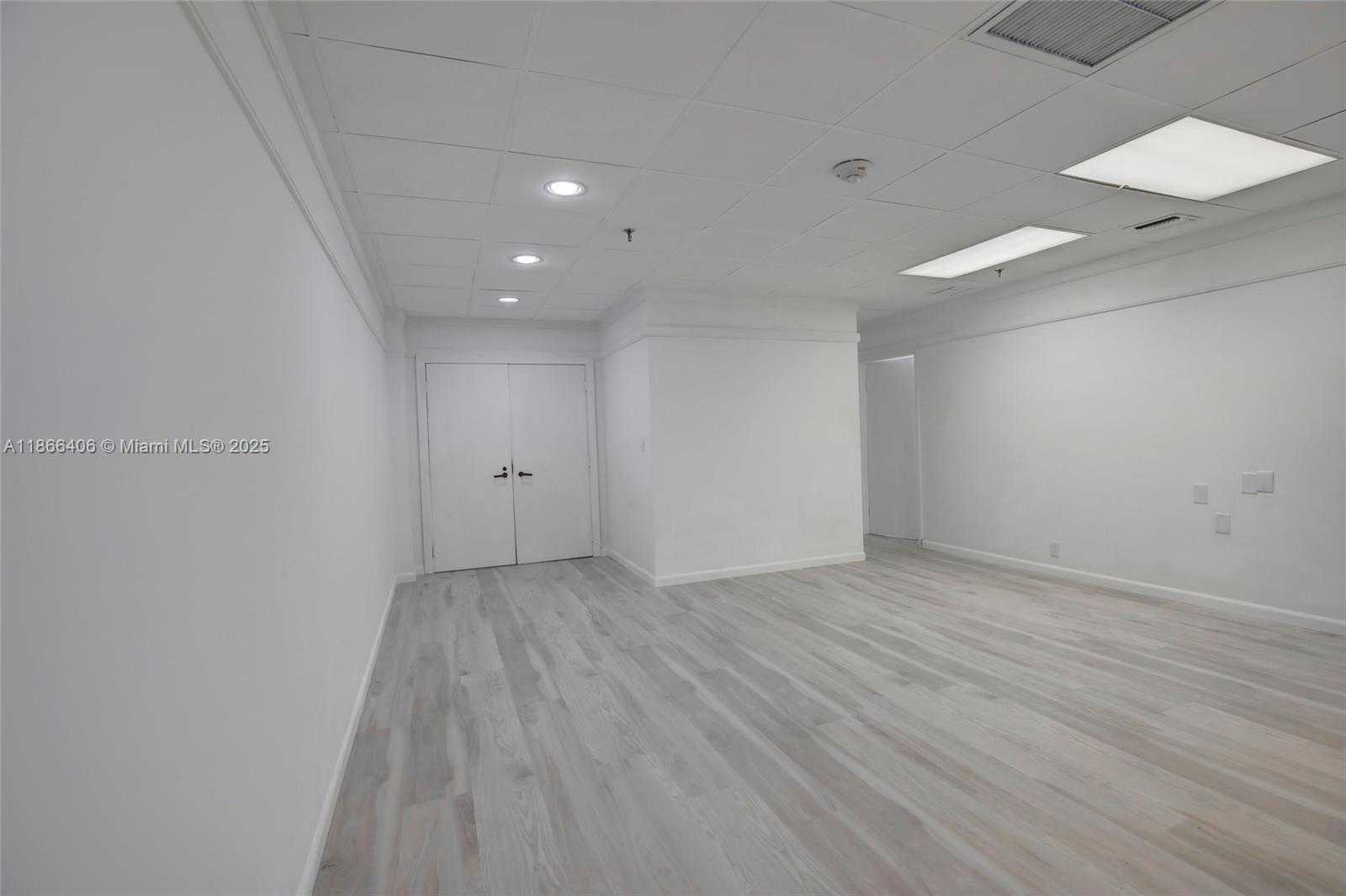 Small Image of 520 BRICKELL KEY DR, Miami Number 13