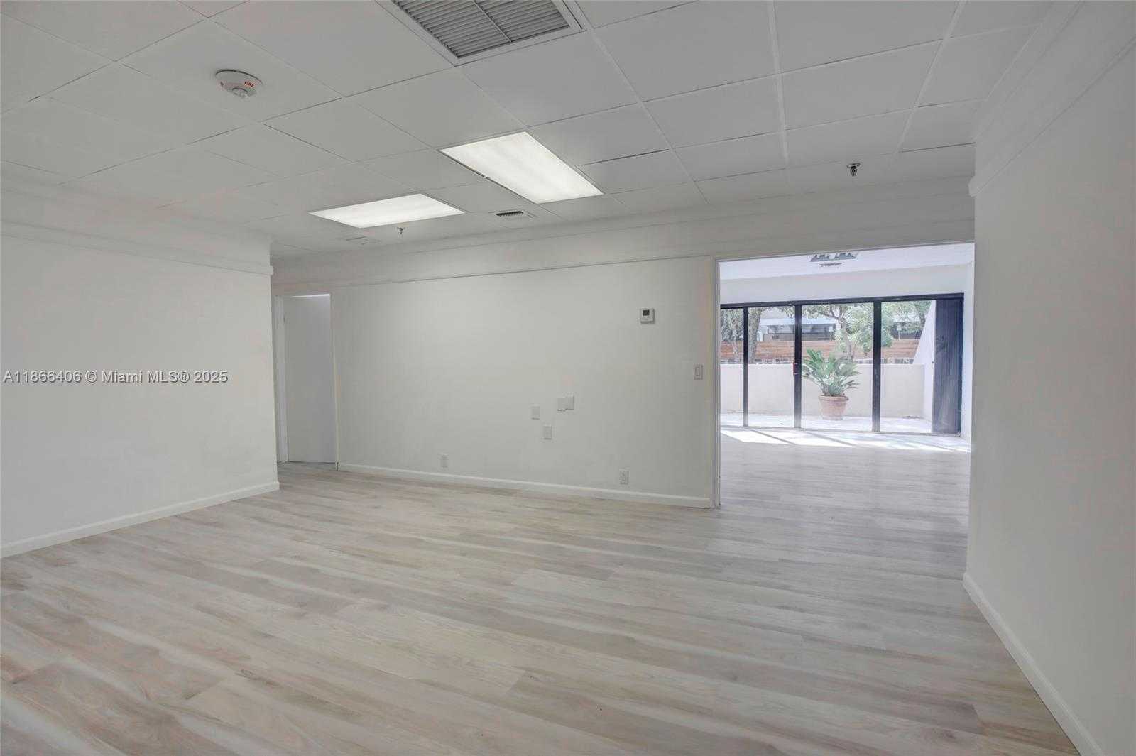 Small Image of 520 BRICKELL KEY DR, Miami Number 15