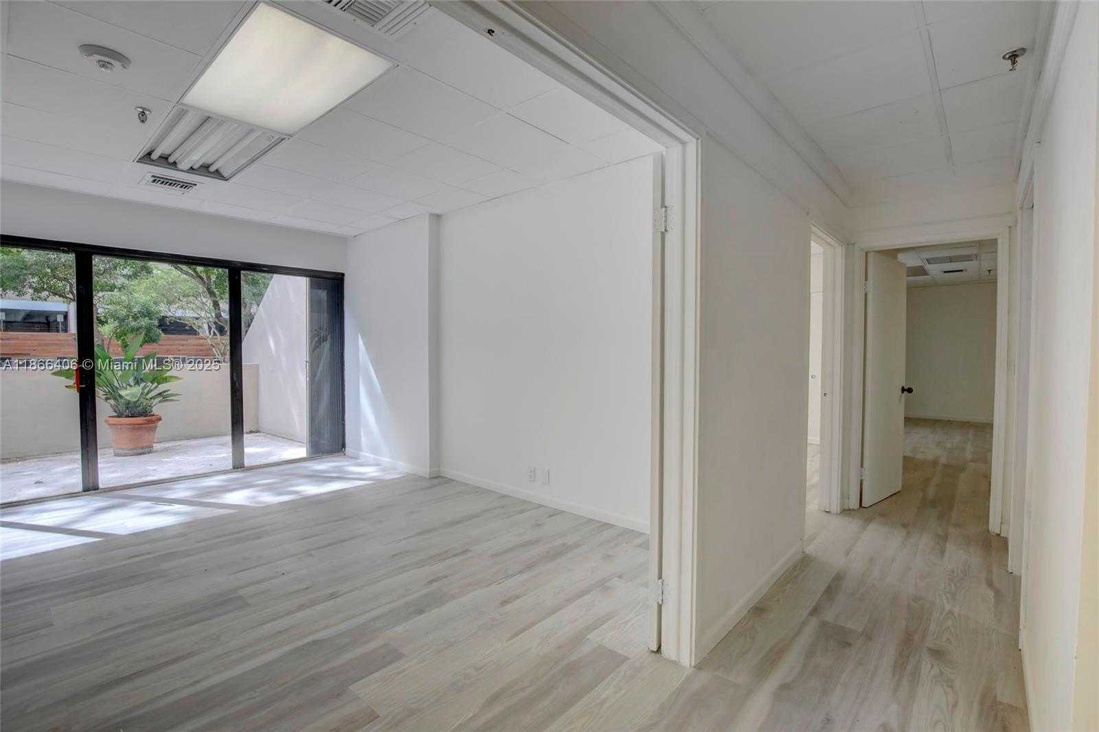 Small Image of 520 BRICKELL KEY DR, Miami Number 16