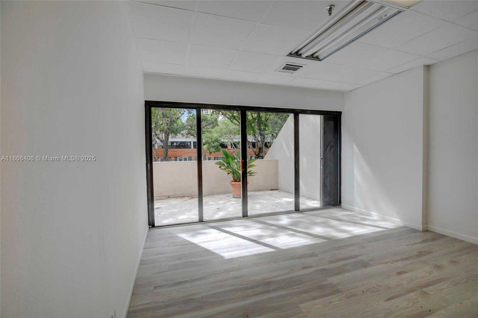 Small Image of 520 BRICKELL KEY DR, Miami Number 17