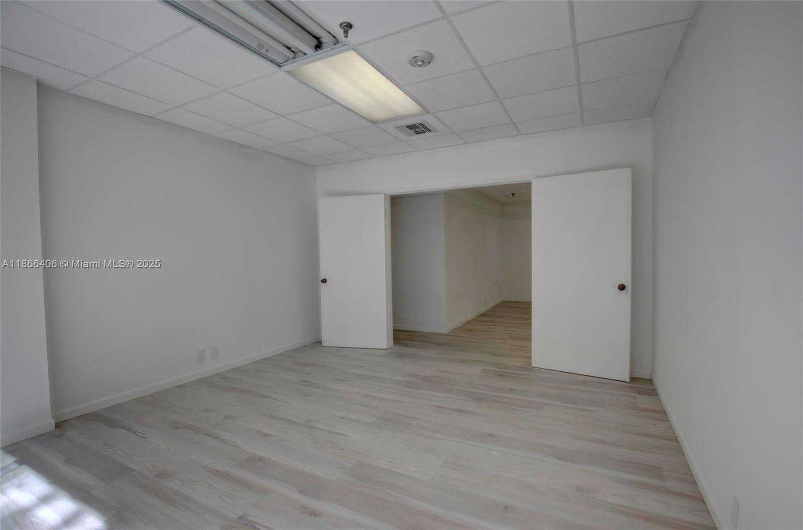 Small Image of 520 BRICKELL KEY DR, Miami Number 18