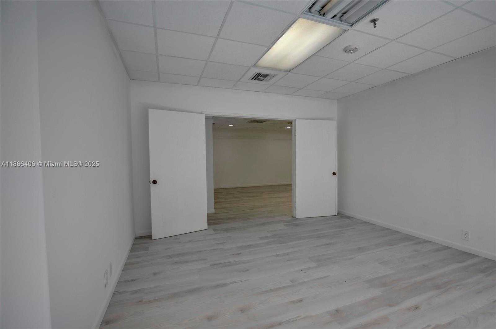 Small Image of 520 BRICKELL KEY DR, Miami Number 19