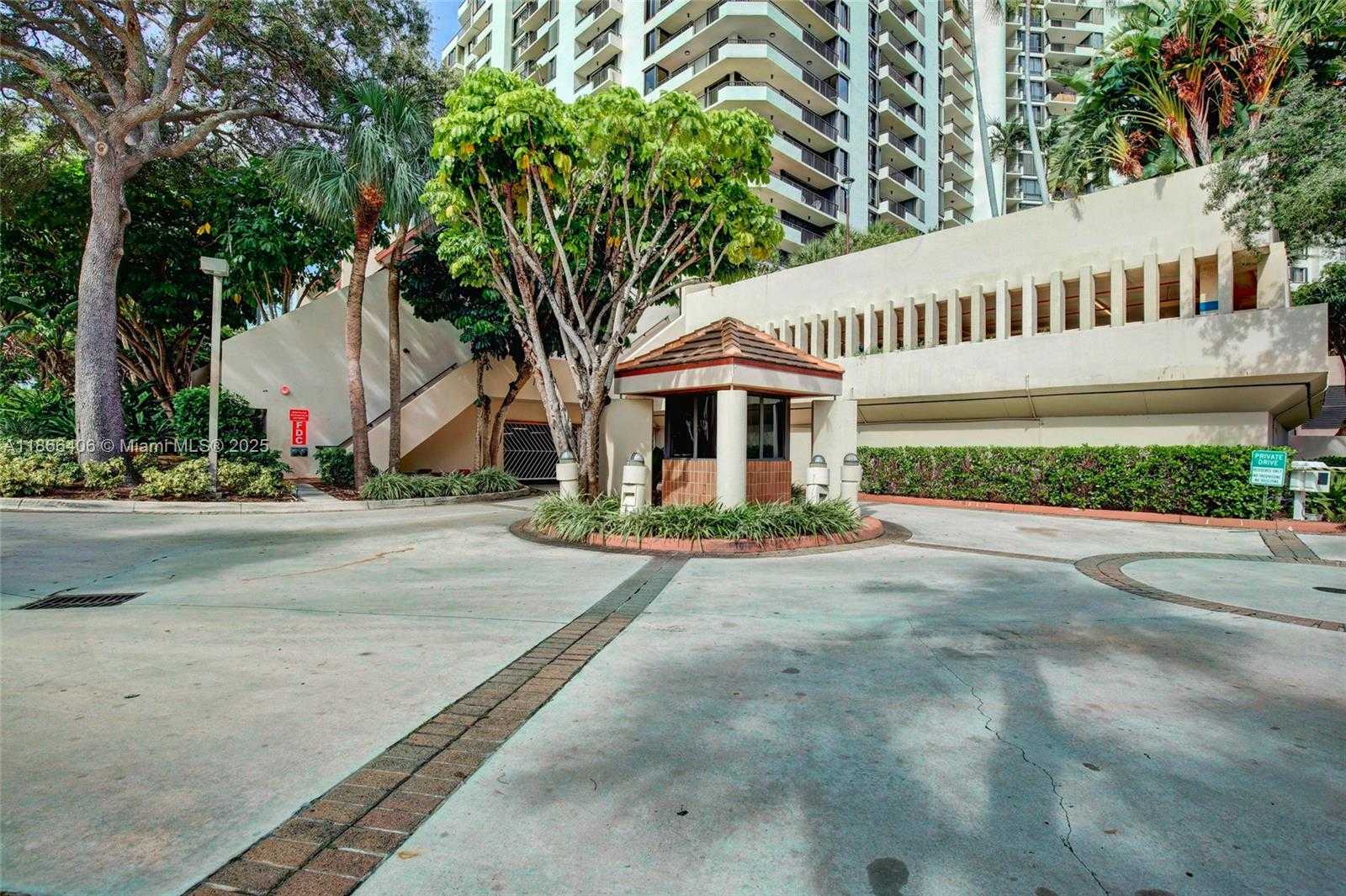 Small Image of 520 BRICKELL KEY DR, Miami Number 2