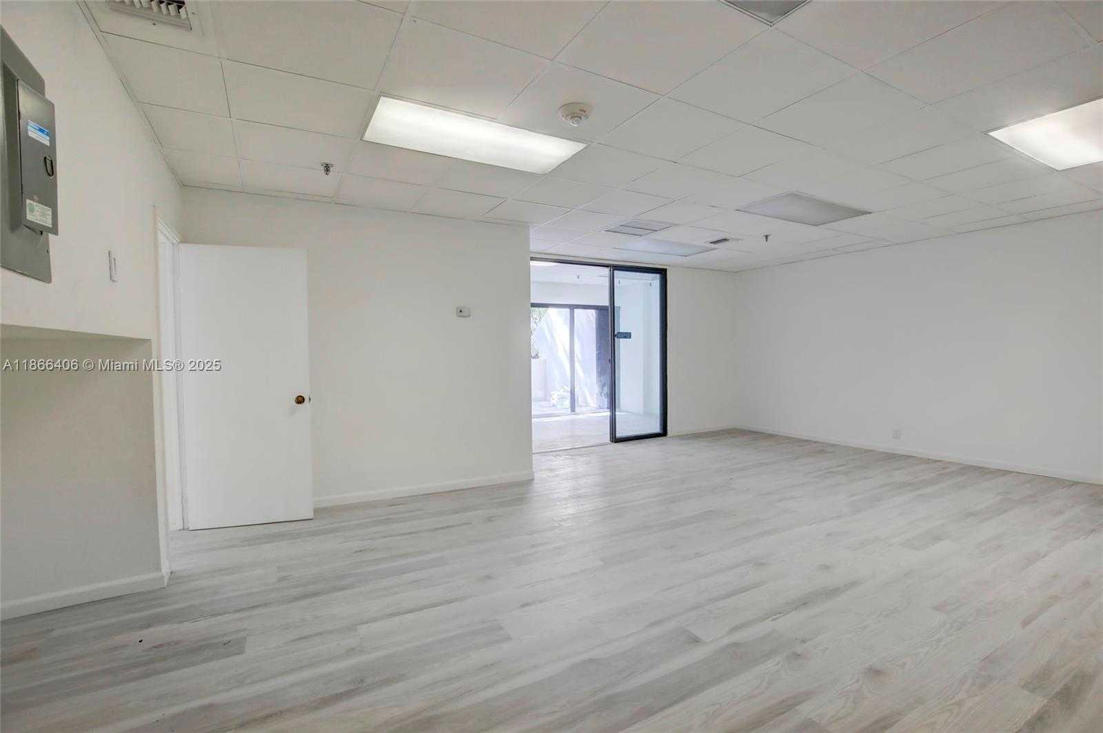 Small Image of 520 BRICKELL KEY DR, Miami Number 24