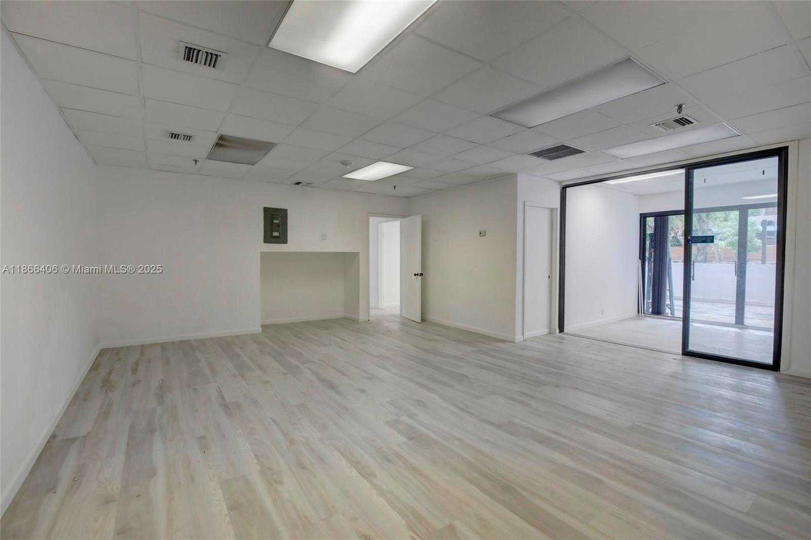Small Image of 520 BRICKELL KEY DR, Miami Number 25