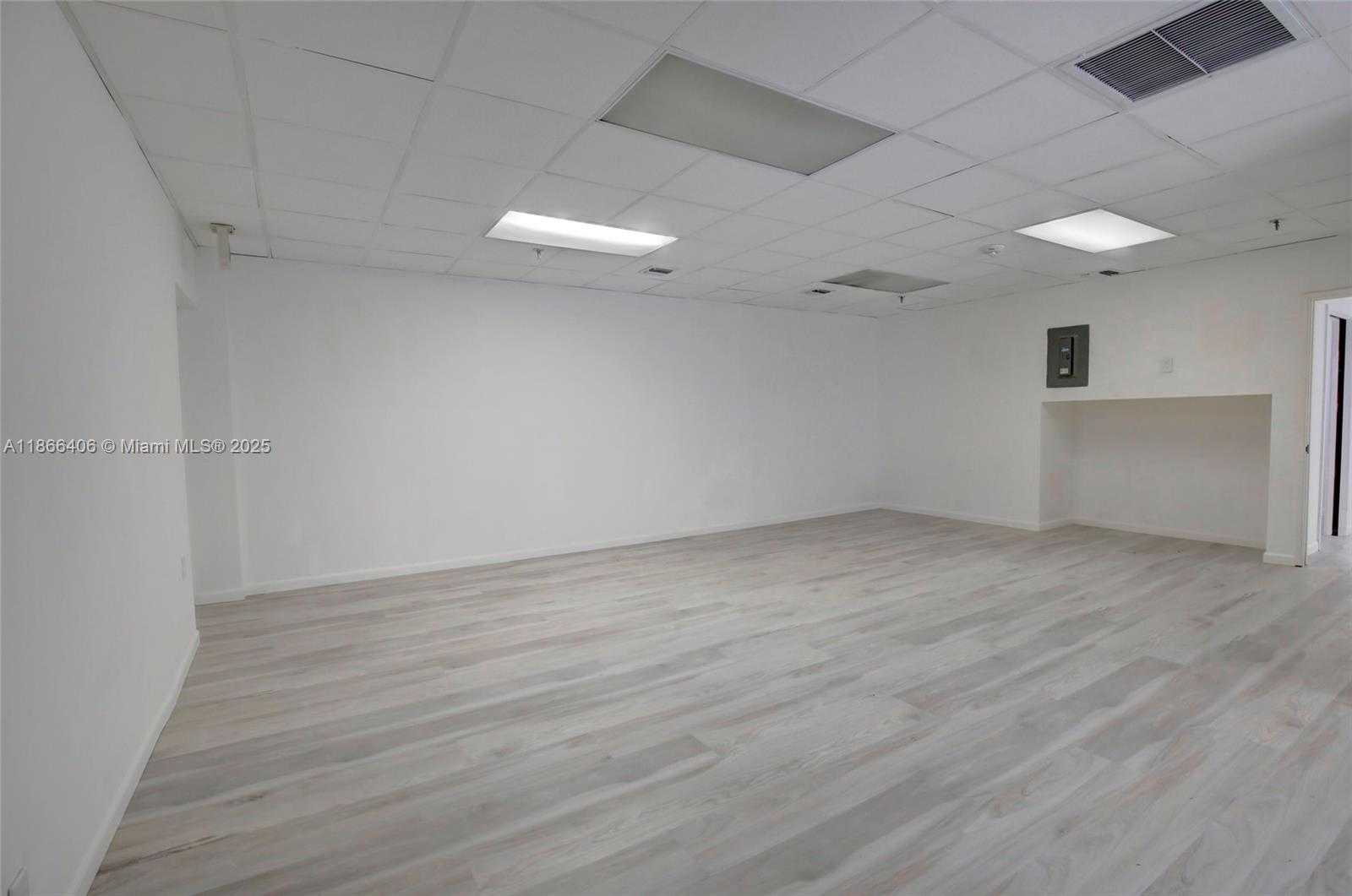Small Image of 520 BRICKELL KEY DR, Miami Number 26