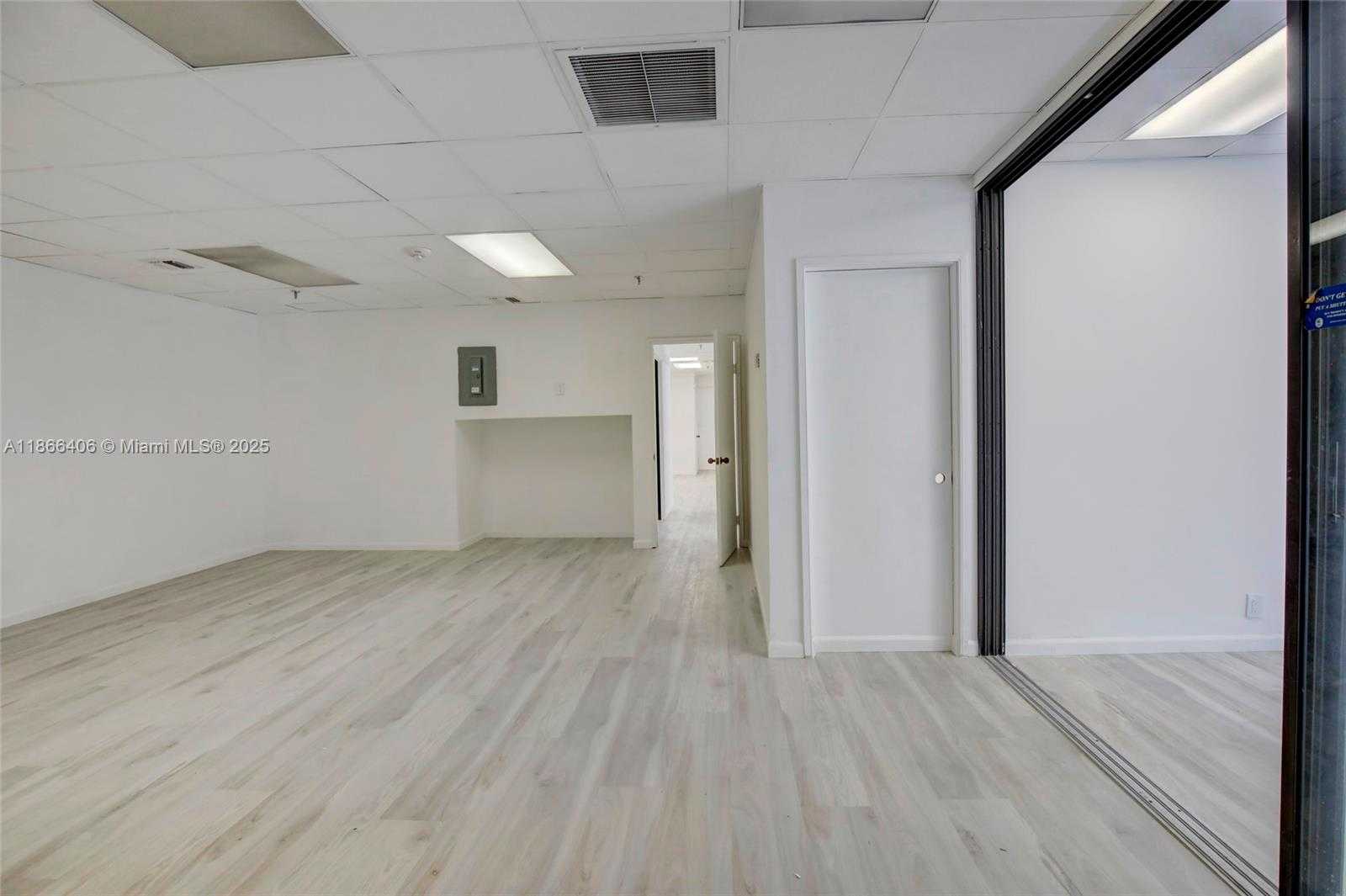 Small Image of 520 BRICKELL KEY DR, Miami Number 27