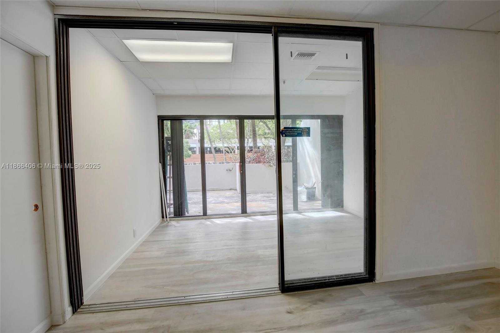 Small Image of 520 BRICKELL KEY DR, Miami Number 28