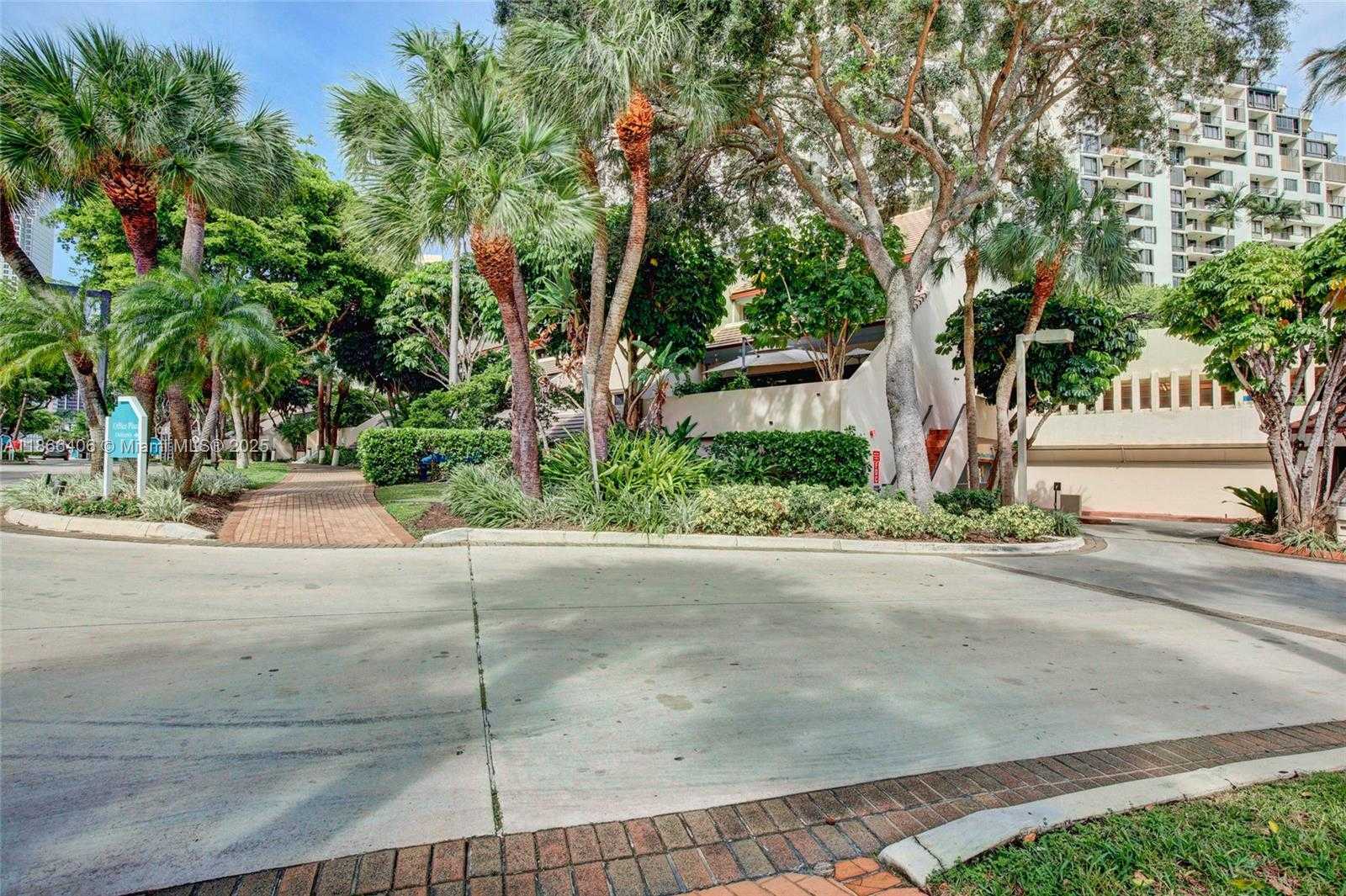Small Image of 520 BRICKELL KEY DR, Miami Number 3