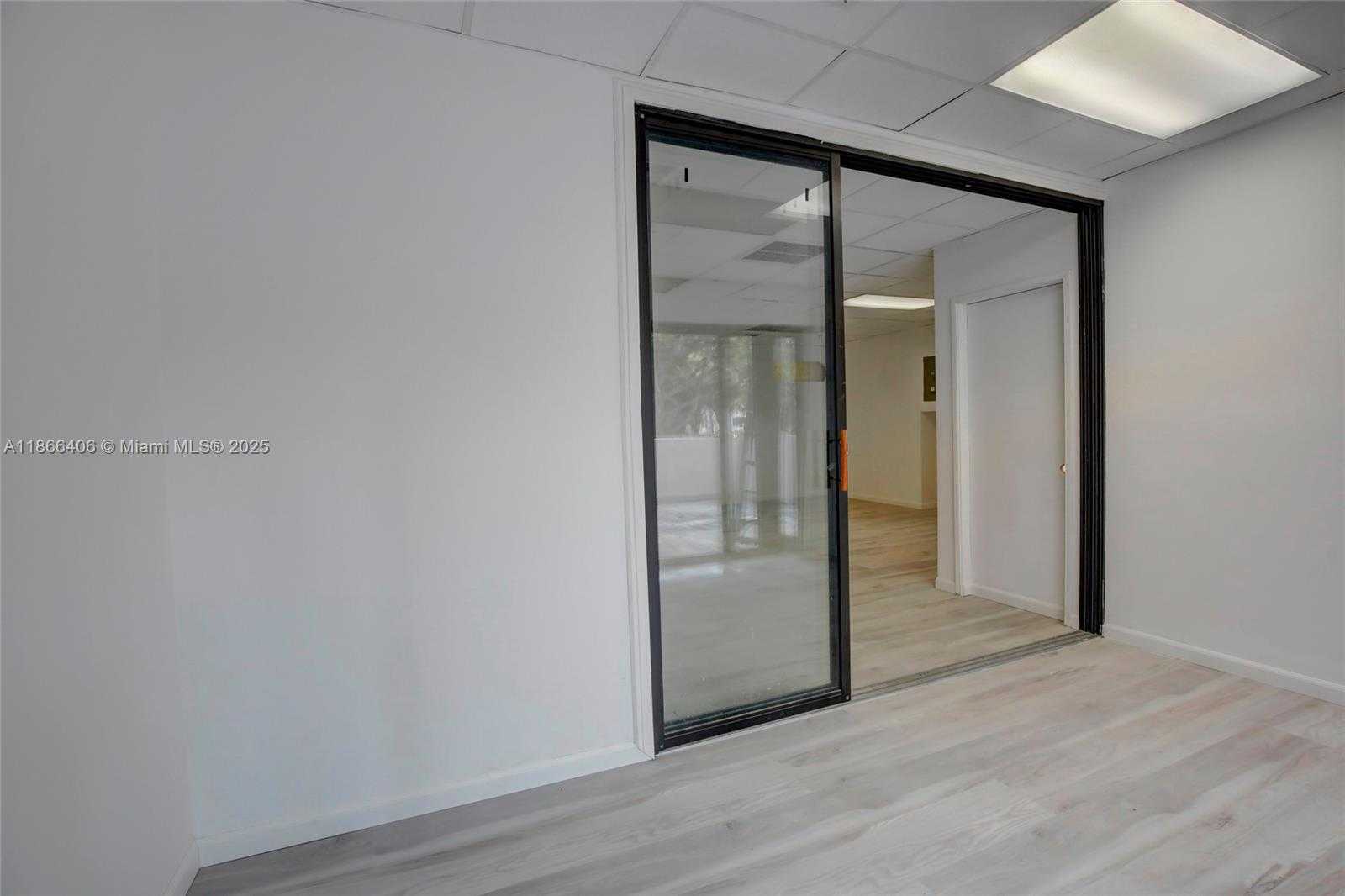 Small Image of 520 BRICKELL KEY DR, Miami Number 30