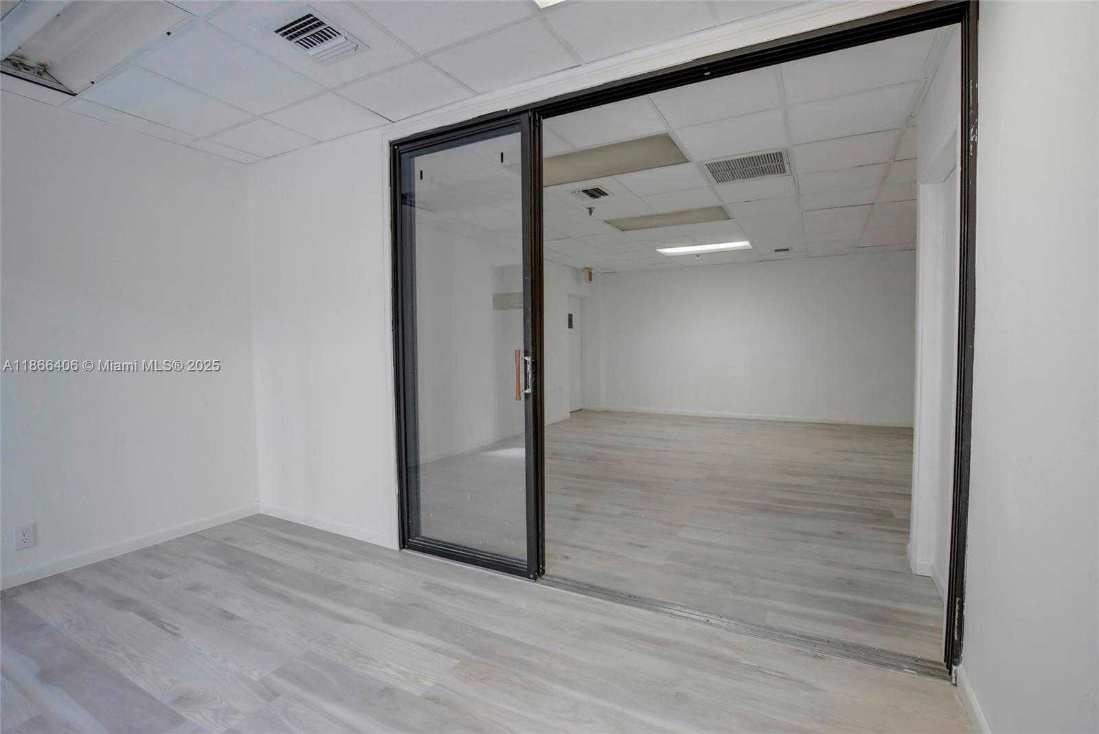 Small Image of 520 BRICKELL KEY DR, Miami Number 31