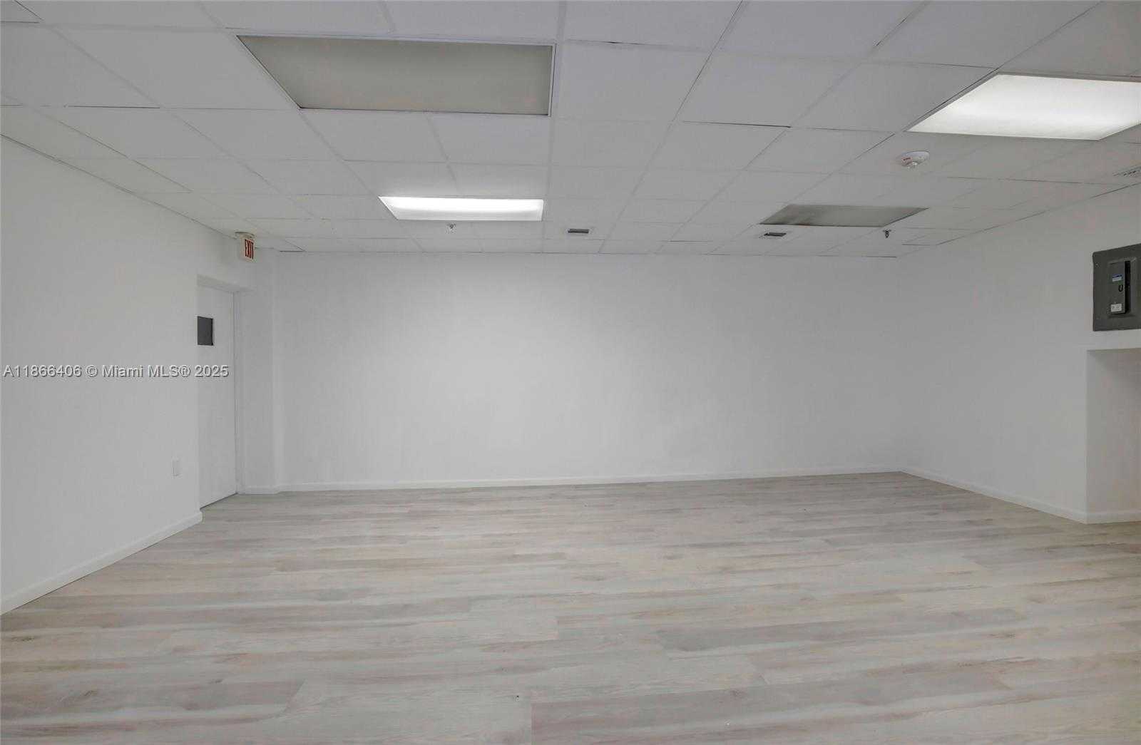 Small Image of 520 BRICKELL KEY DR, Miami Number 32