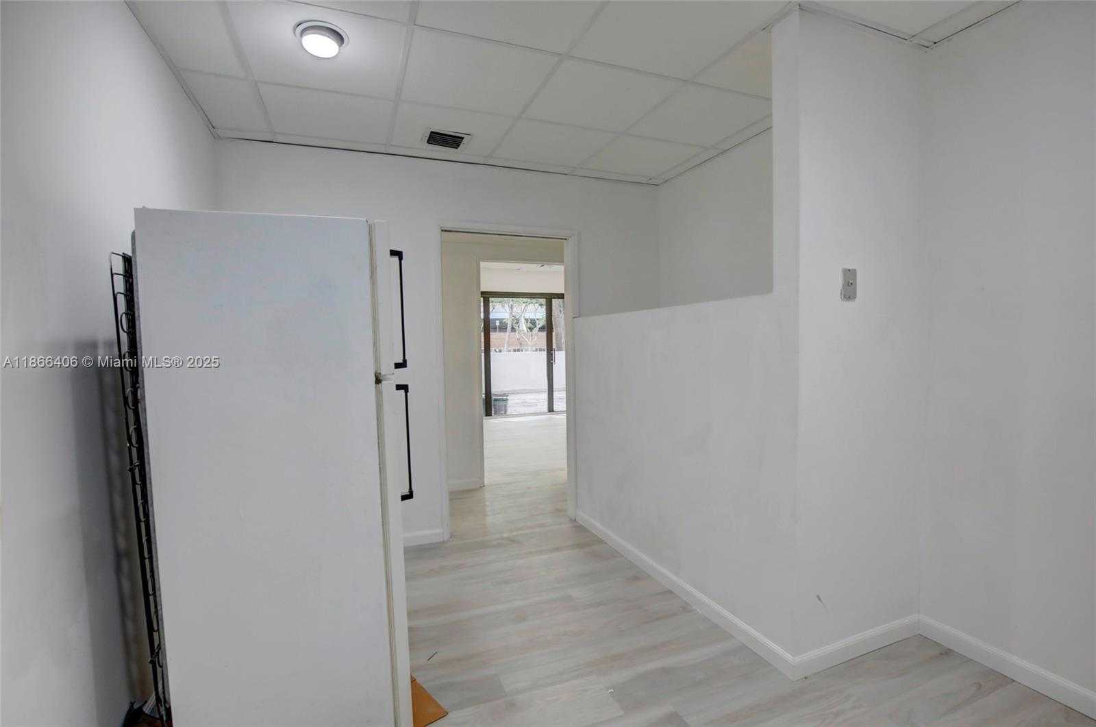 Small Image of 520 BRICKELL KEY DR, Miami Number 33