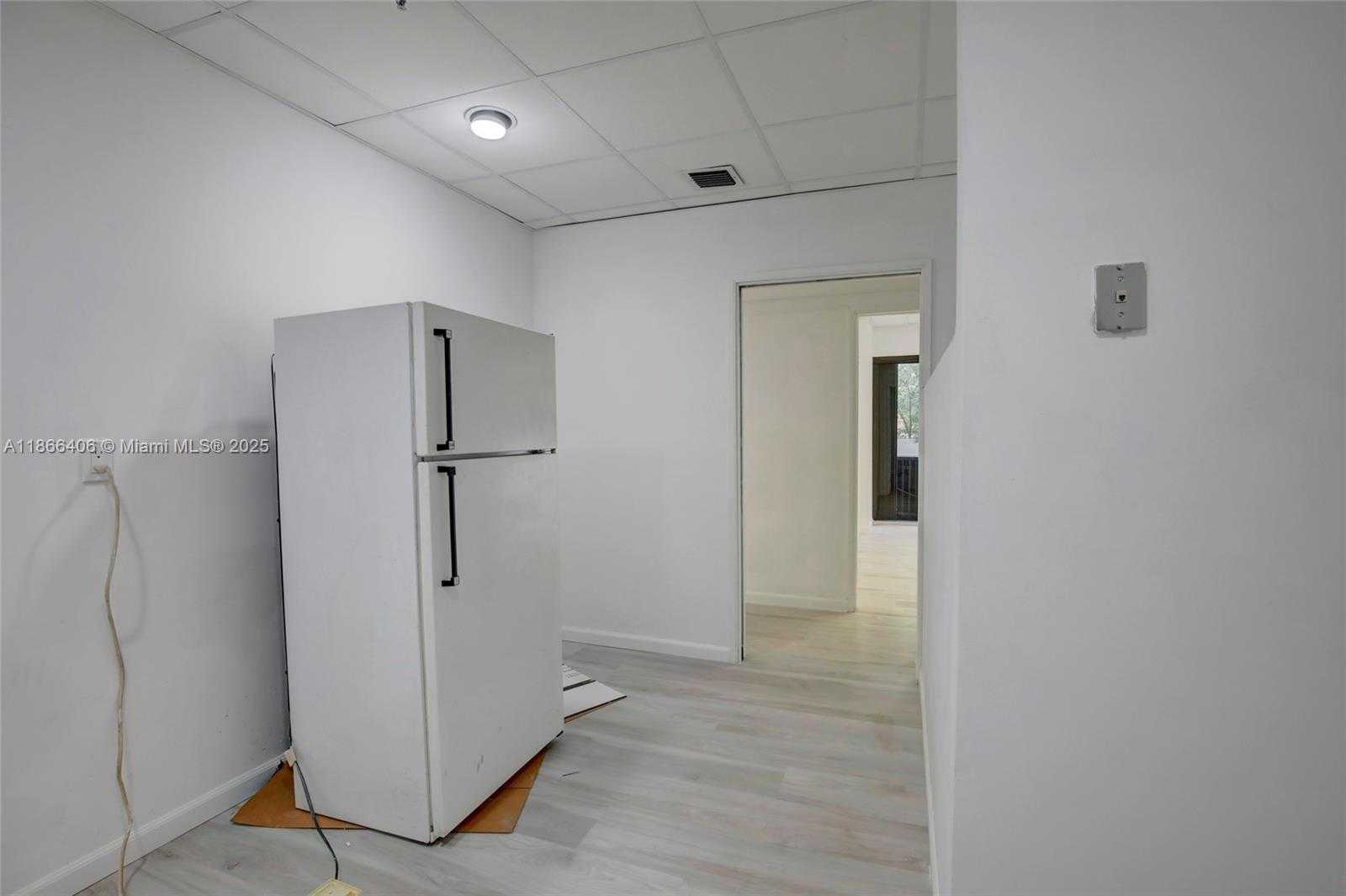 Small Image of 520 BRICKELL KEY DR, Miami Number 34
