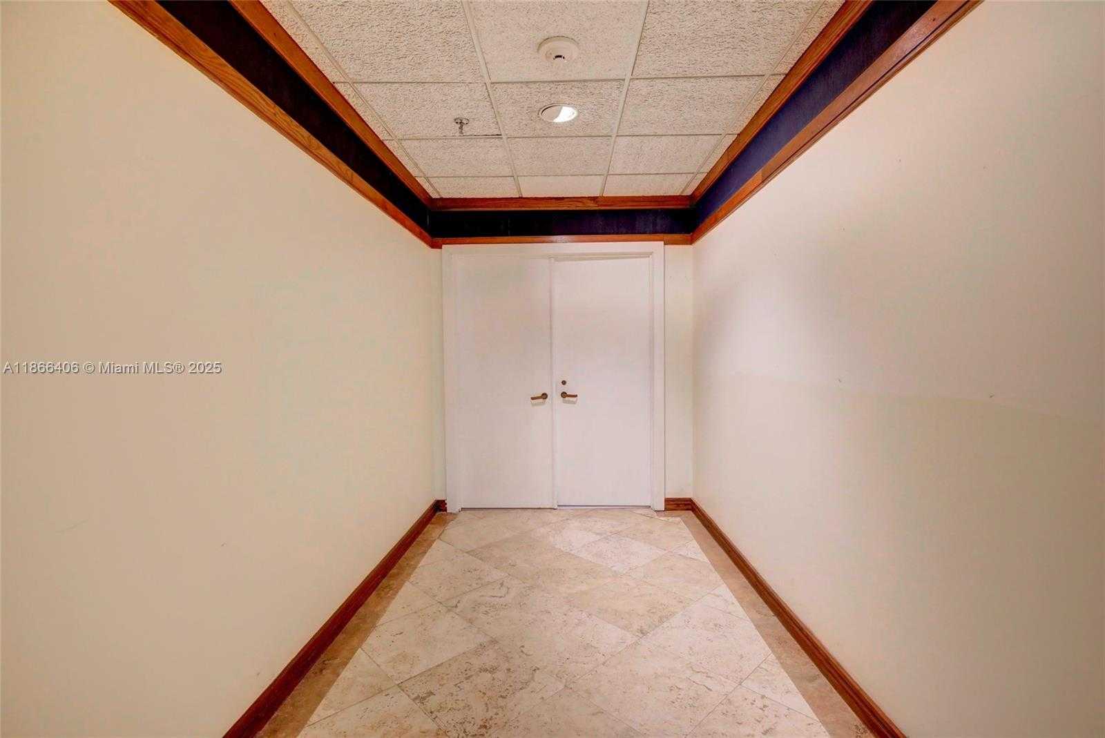 Small Image of 520 BRICKELL KEY DR, Miami Number 35