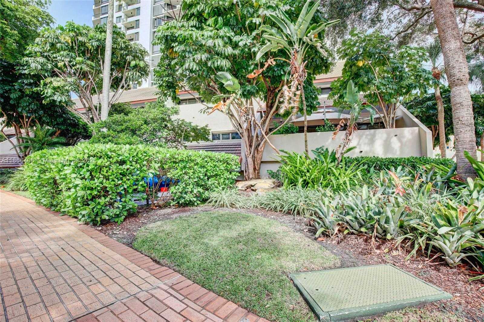 Small Image of 520 BRICKELL KEY DR, Miami Number 4