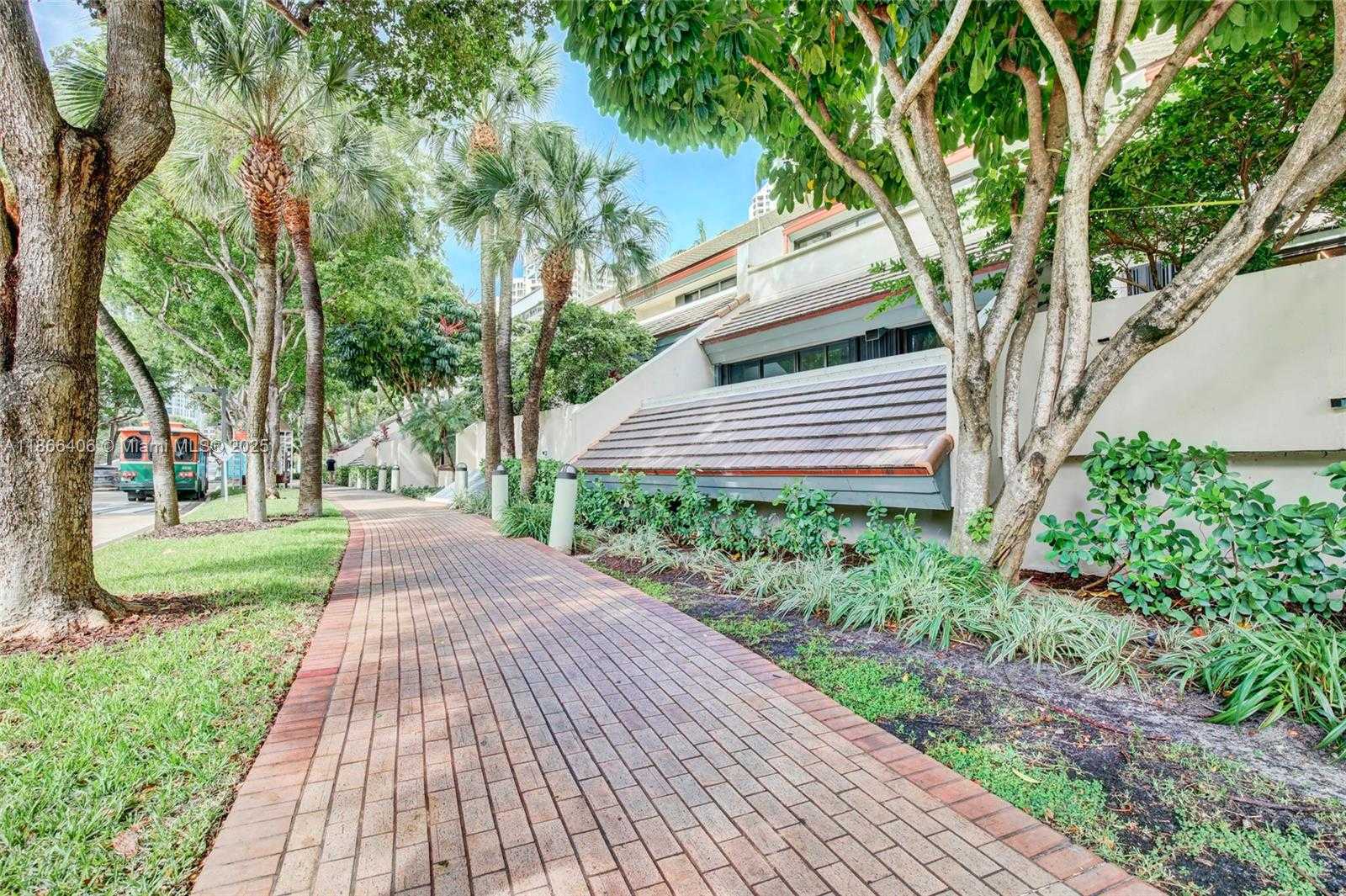Small Image of 520 BRICKELL KEY DR, Miami Number 5