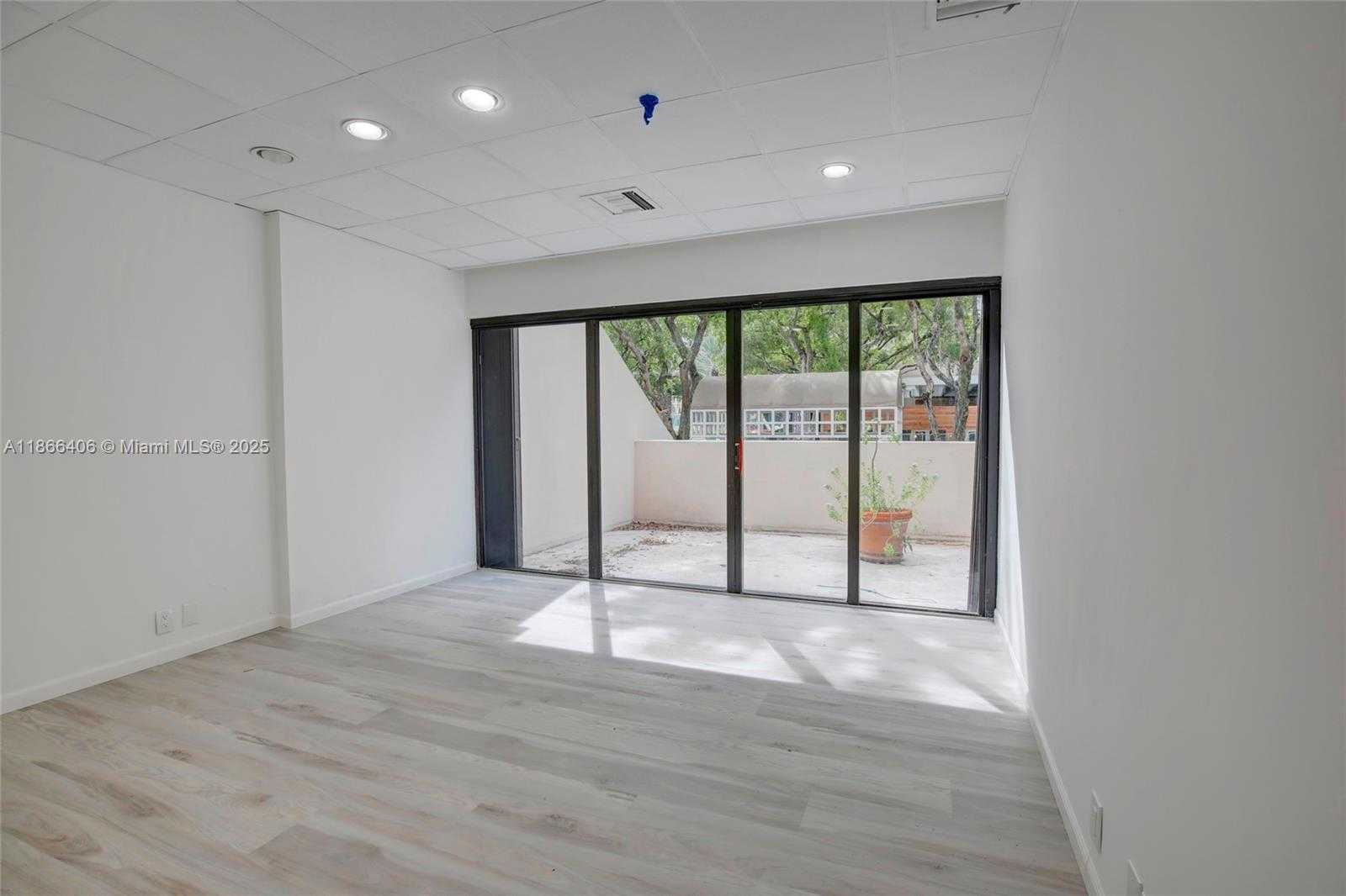 Small Image of 520 BRICKELL KEY DR, Miami Number 6