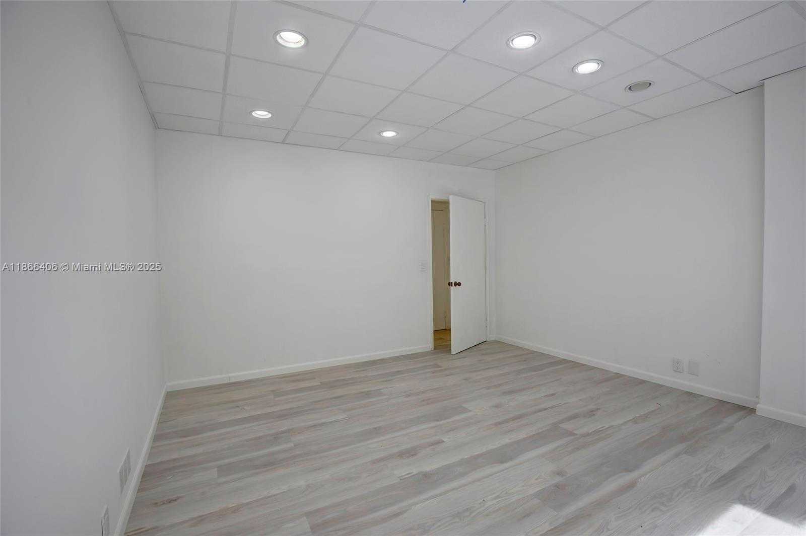 Small Image of 520 BRICKELL KEY DR, Miami Number 7
