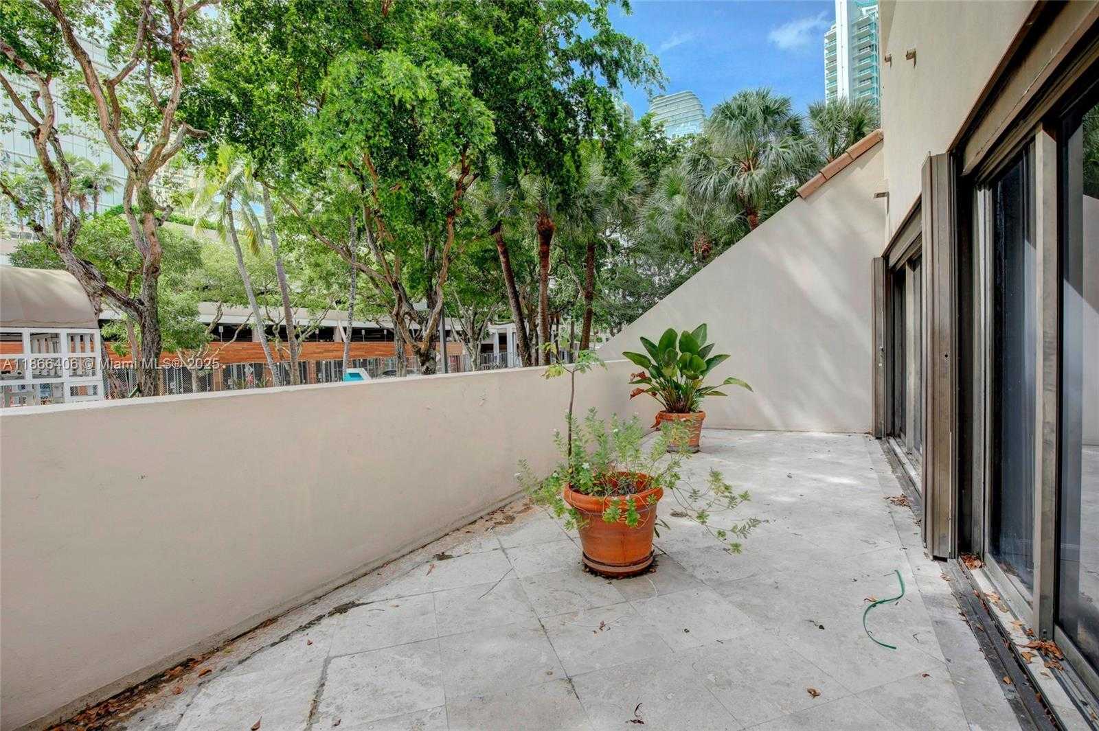Small Image of 520 BRICKELL KEY DR, Miami Number 8